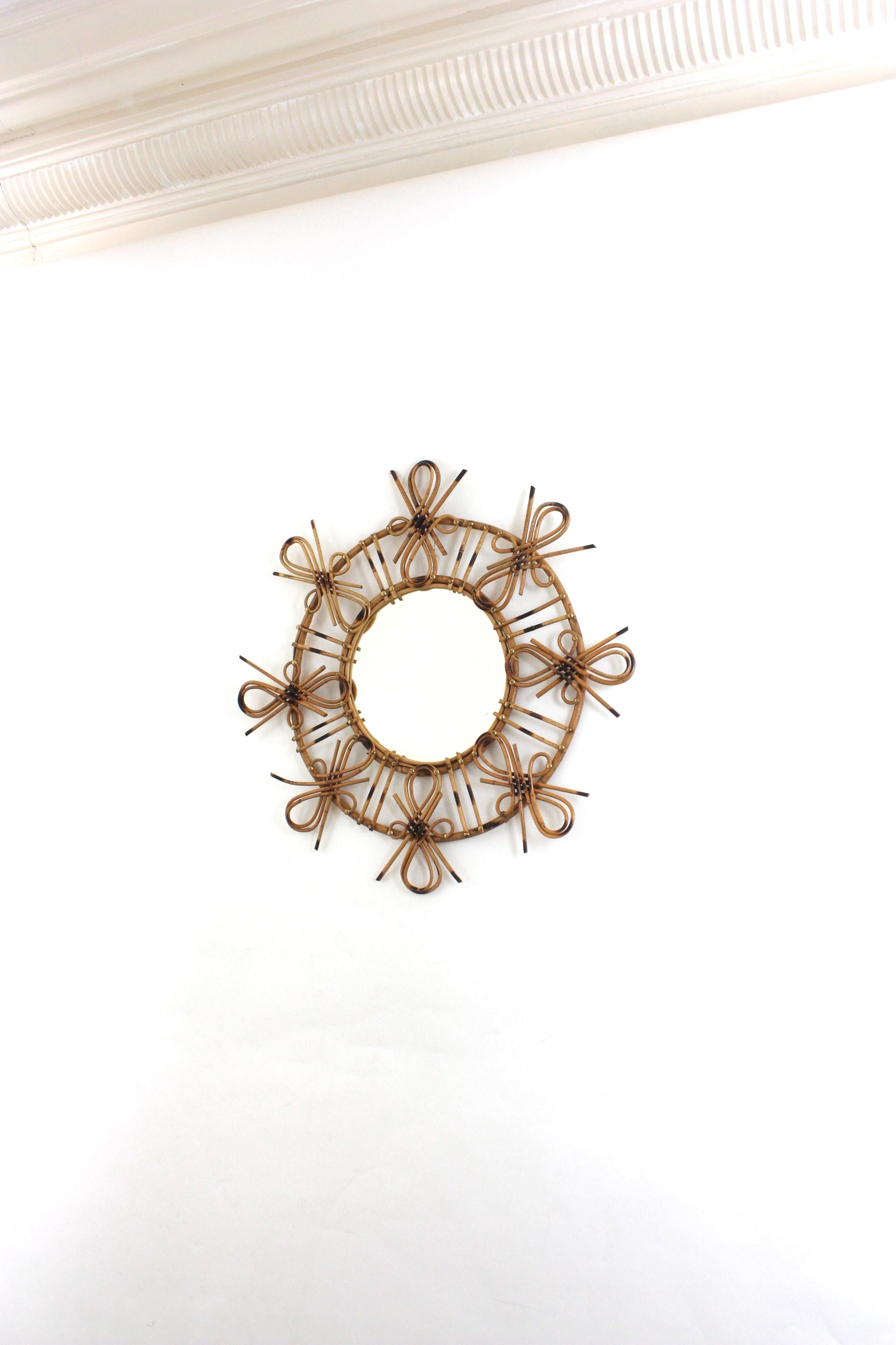 Vimini Specchio in rattan Sunburst con motivo Chinoiserie, anni '50 in vendita