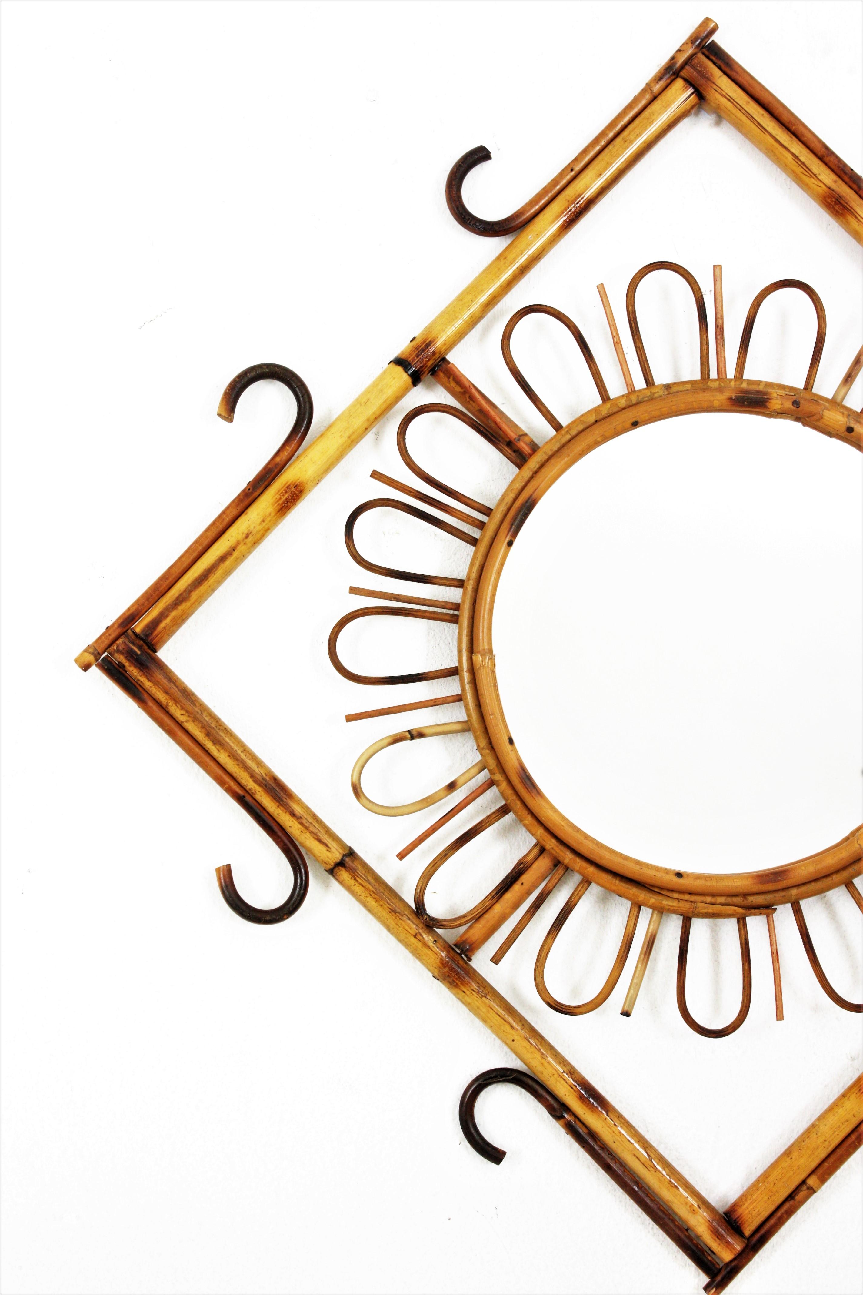 Miroir en rotin côtier Sunburst / Miroir Rhombus, années 1960 Bon état - En vente à Barcelona, ES