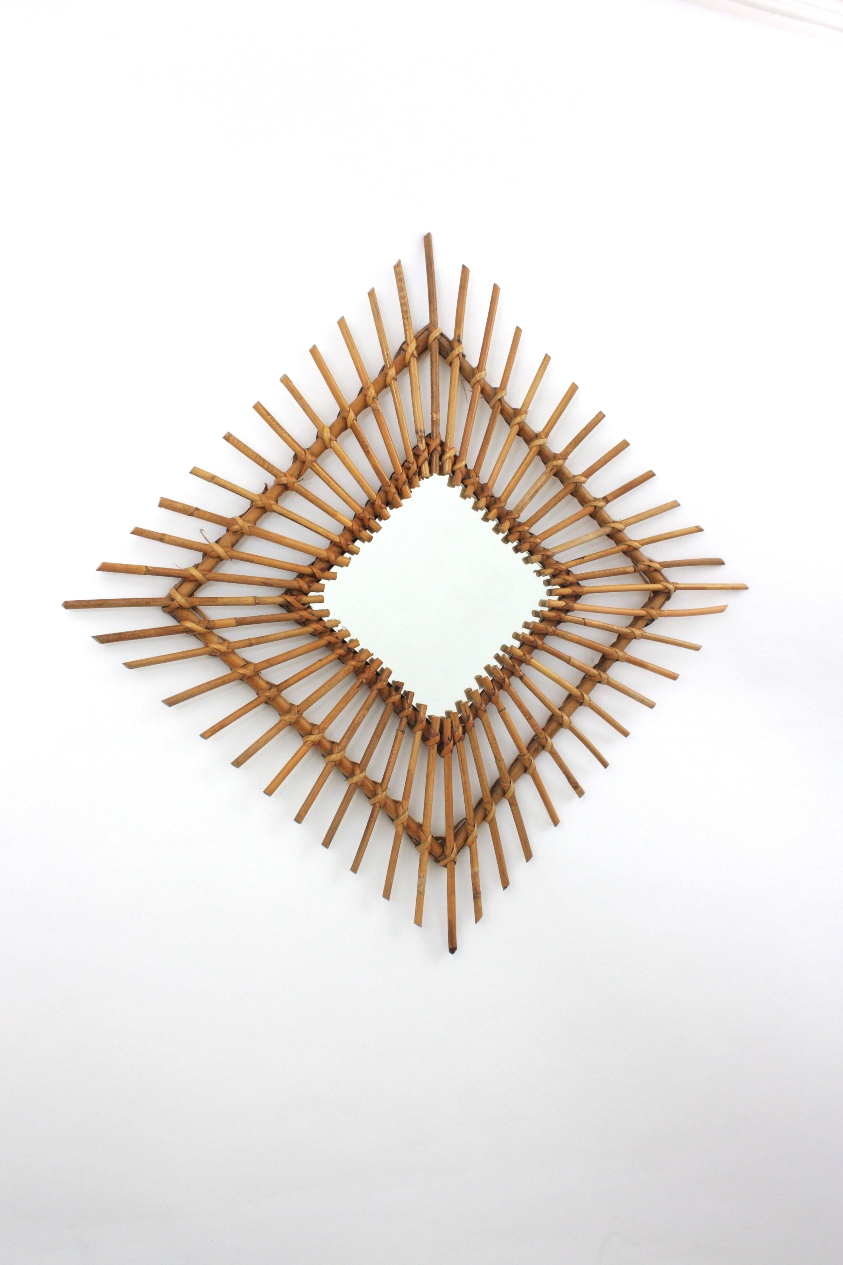Coppia di oggetti artigianali in rattan in stile mediterraneo  specchi a forma di rombo, Spagna, anni '60.
Questi specchi in rattan possono essere collocati in due posizioni, a rombo o in forma quadrata. 
Saranno un'ottima scelta per decorare una