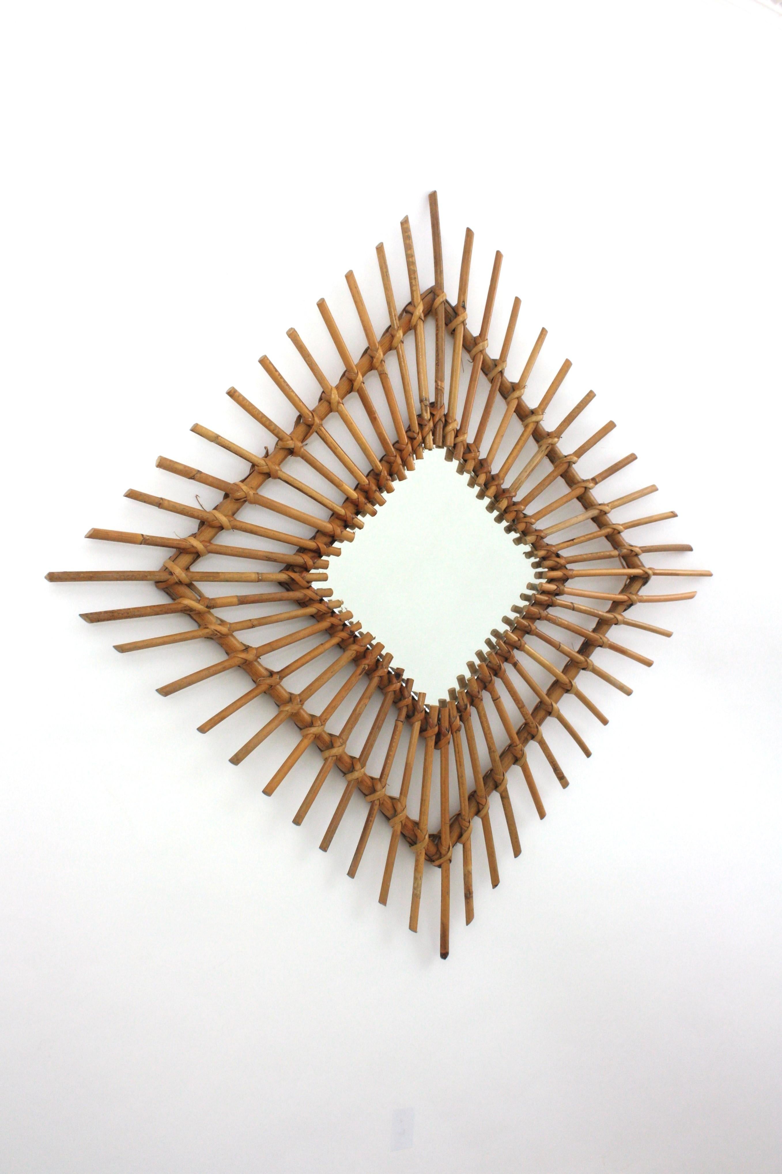 Mid-Century moderno Specchio da parete a rombi in rattan, Spagna, anni '60 in vendita