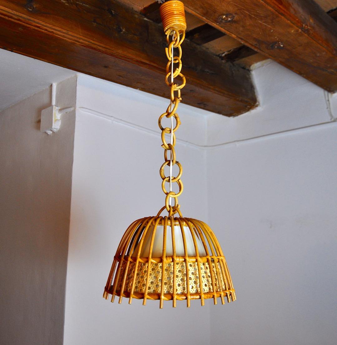 Very beautiful rattan suspension designed and produced in France in the 1960s. A design classic that will perfectly illuminate your interior. Electricity checked, mark of time in accordance with the age of the object. Unique design piece. Ref: