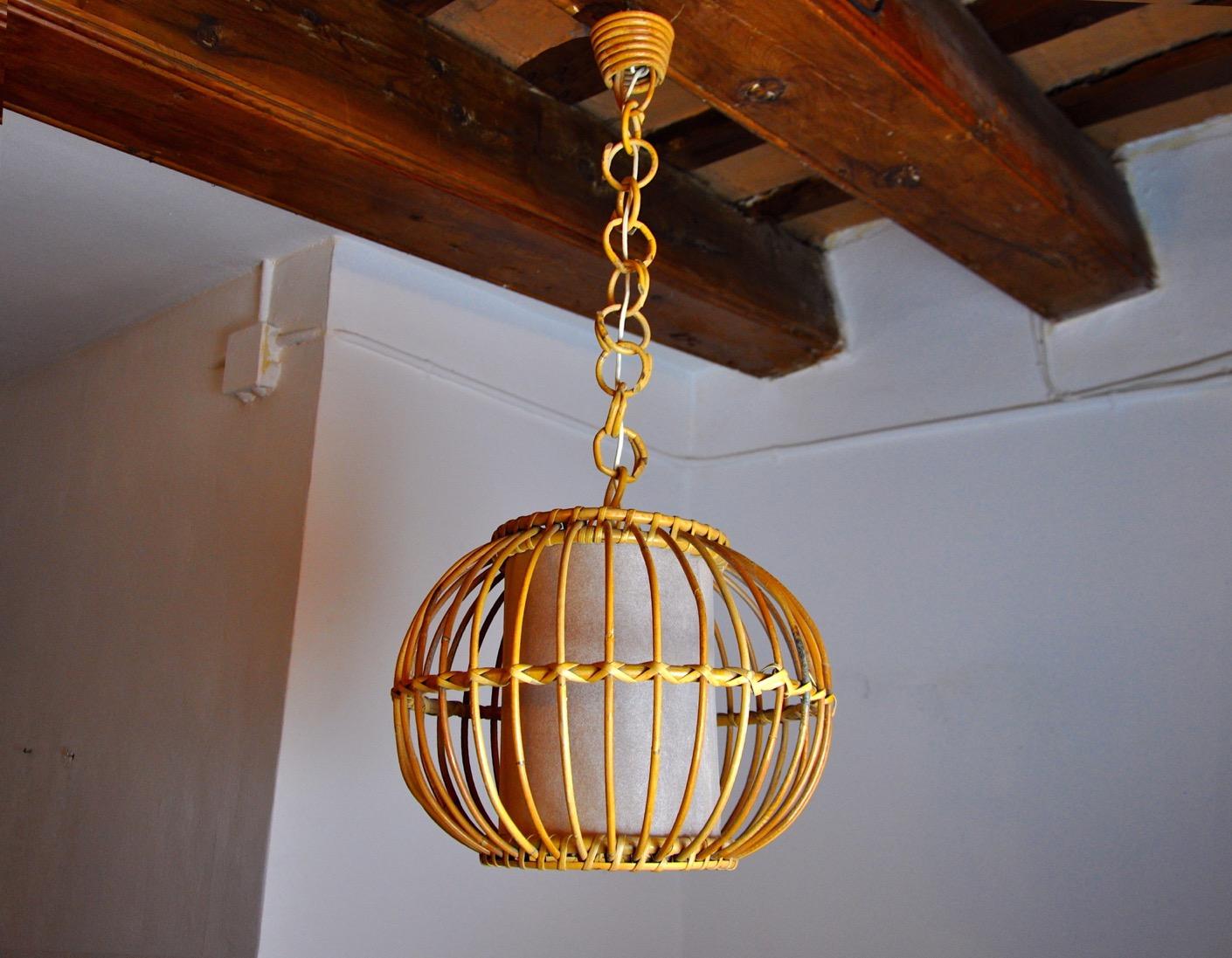 Very beautiful rattan suspension, designed and produced in France in the 1960s. A design classic that will illuminate your interior wonderfully and smells of the Mediterranean. Electricity checked, mark of time in accordance with the age of the