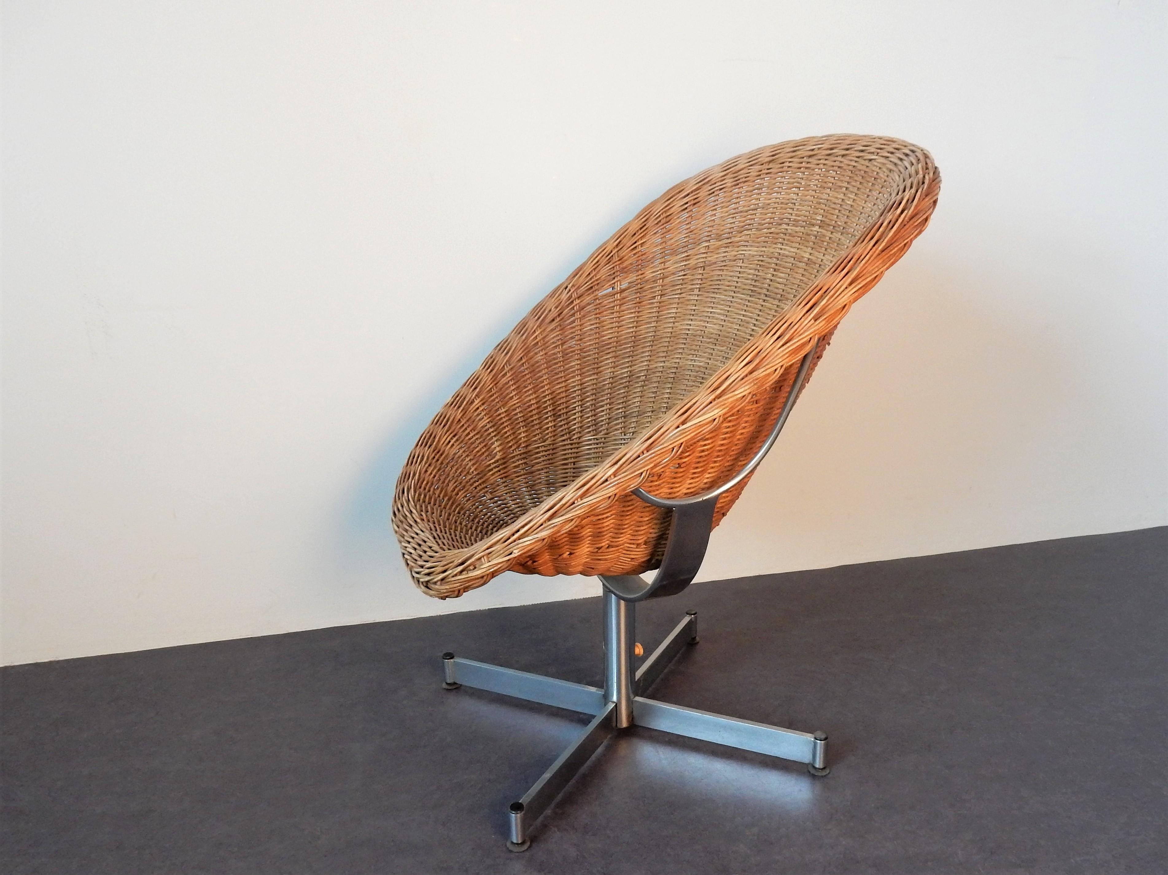 Milieu du XXe siècle Fauteuil pivotant en rotin de Dirk Van Sliedregt pour Gebroeders Jonkers, années 1960 en vente
