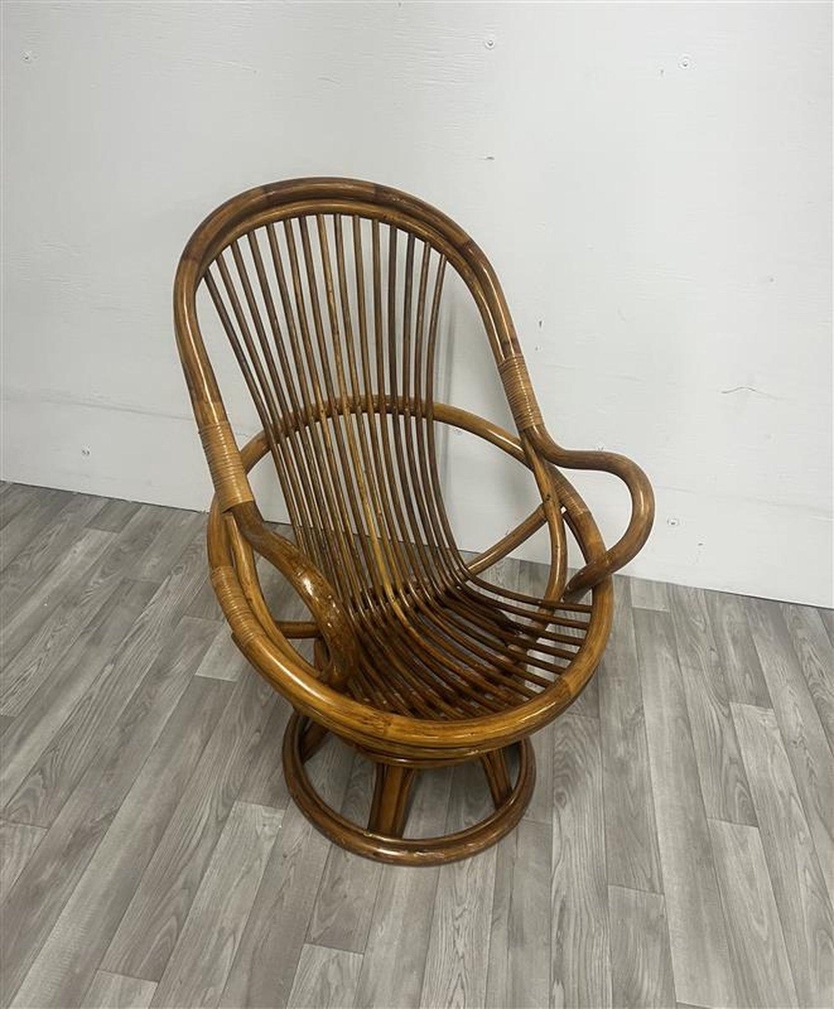 Chaise Papasan Vintage Boho chich pivotante en bambou et rotin
Chaise pivotante avec structure en bambou et rotin

Le coussin doit être remplacé 