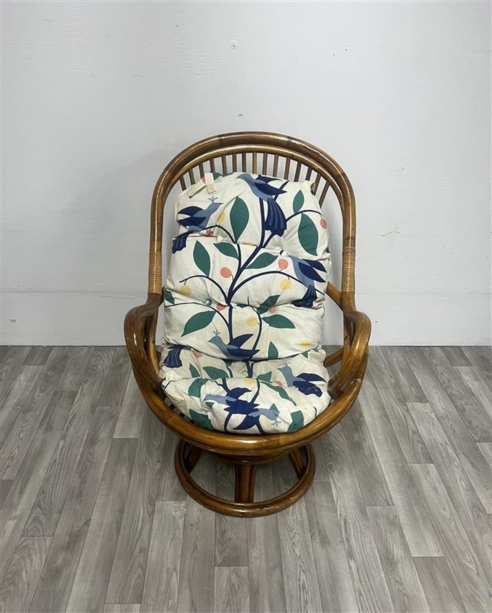 Chaise pivotante en rotin en vente 1