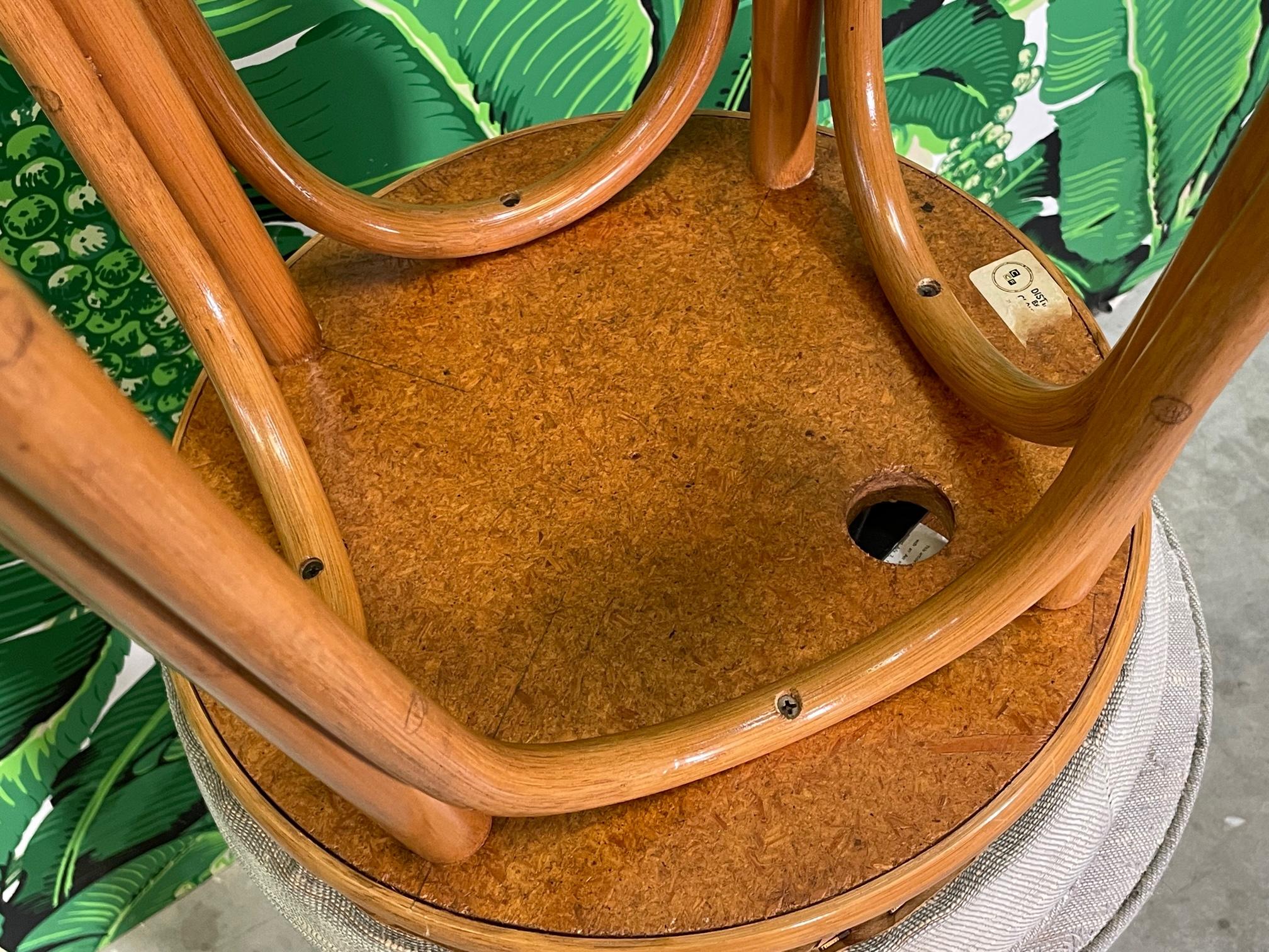 Ein Paar Rattan-Barhocker aus der Mitte des Jahrhunderts mit gepolsterten Sitzen, die sich um 360 Grad drehen lassen. Guter Zustand mit altersgemäßen Mängeln (siehe Fotos). Einige Abnutzungserscheinungen an der Polsterung. 

   