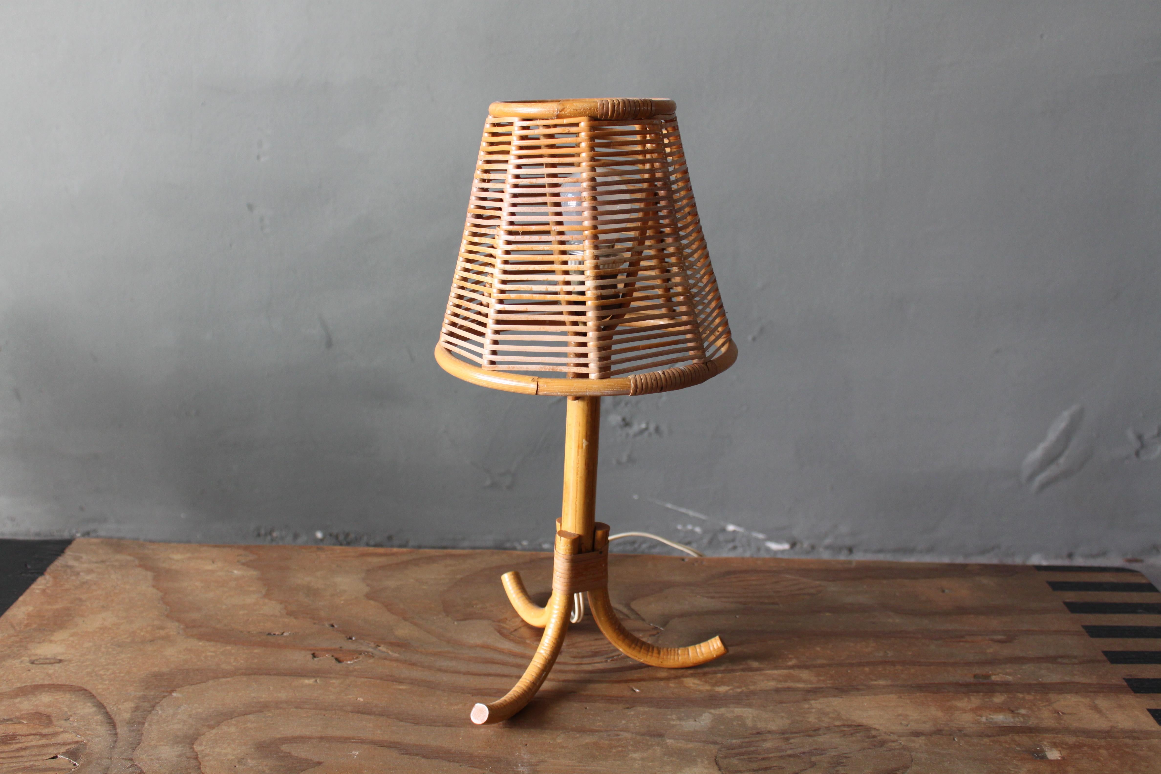 Rattan table lamp France circa 1956, simple and reduced design for lovers of handmade design. This table lamp gives smooth shade and and fits to every kind of interior style.