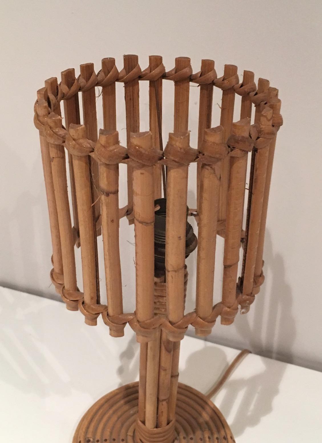 Tischlampe aus Rattan. Französisches Werk im Stil von Audoux Minet. Um 1950 (Moderne der Mitte des Jahrhunderts) im Angebot