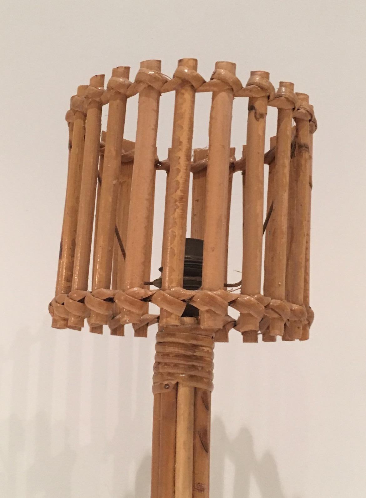 Tischlampe aus Rattan. Französisches Werk im Stil von Audoux Minet. Um 1950 (Mitte des 20. Jahrhunderts) im Angebot