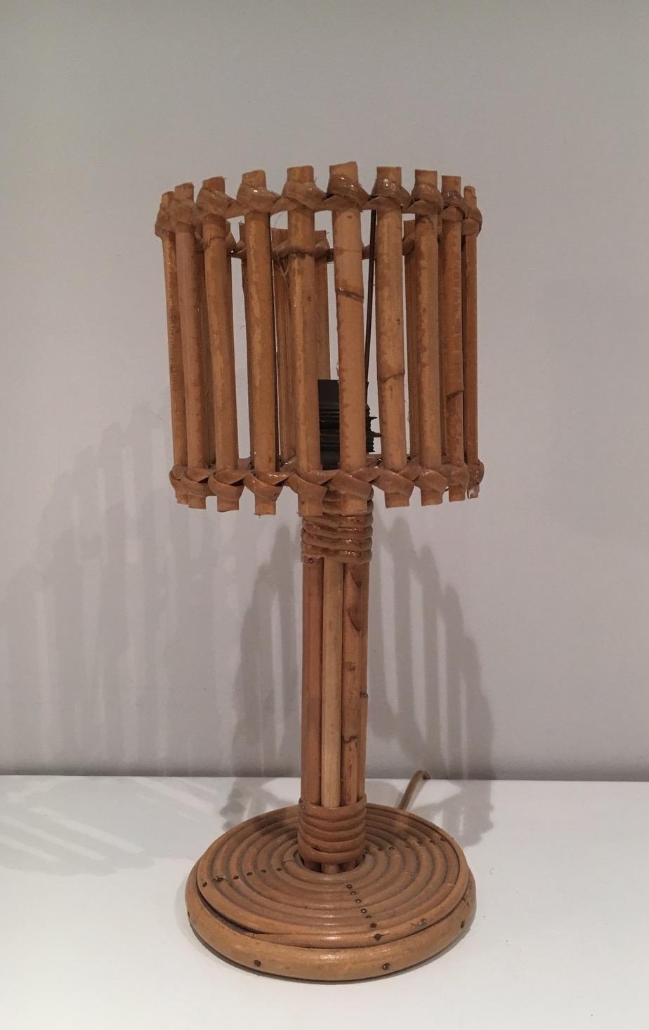 Tischlampe aus Rattan. Französisches Werk im Stil von Audoux Minet. Um 1950 im Angebot 1