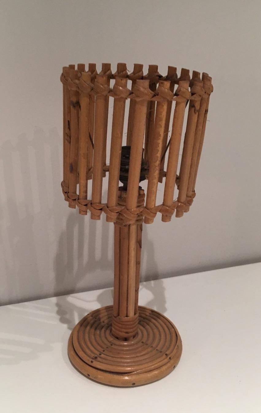 Tischlampe aus Rattan. Französisches Werk im Stil von Audoux Minet. Um 1950 im Angebot 3