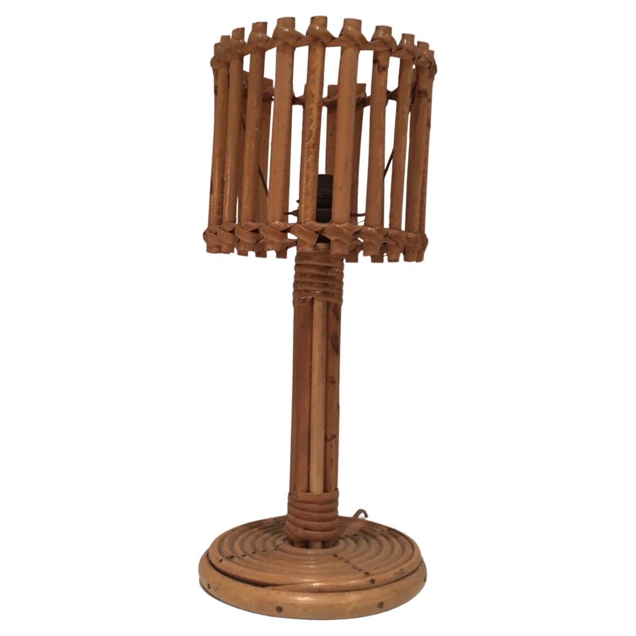 Lampe de table en rotin. Œuvre française dans le style d'Audoux Minet. Circa 1950