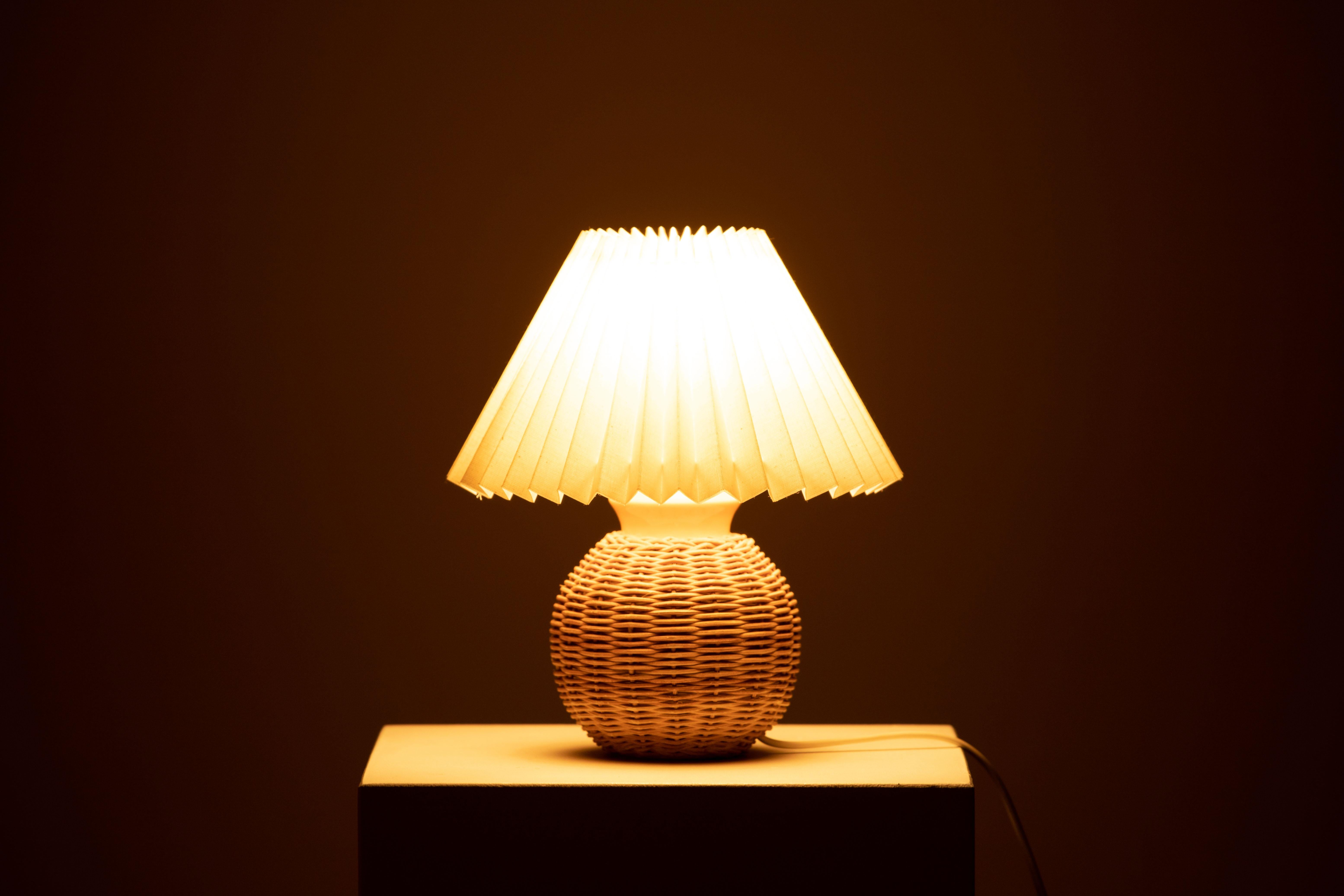 A mid-century table lamp. In rattan, Italy, 1970. 

Elegant walnut lamp, it is in good general condition and works perfectly. The diffused light is very pleasant and the lamp offers a warm atmosphere.

Sold without lampshade, height to the
