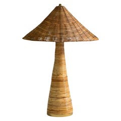 Lampada da tavolo in rattan con paralume in vimini