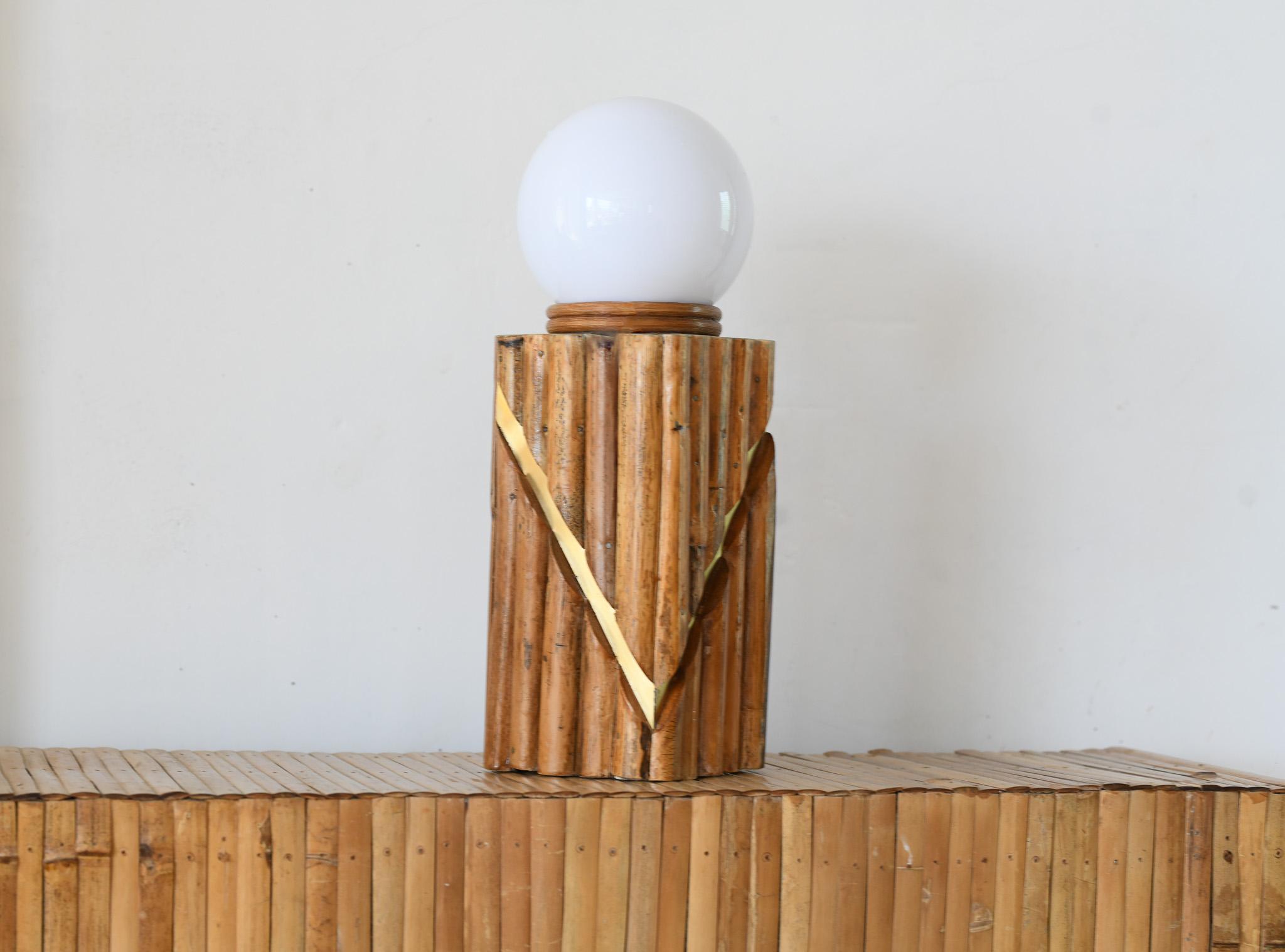 Français Lampe de table en rotin avec abat-jour en forme de dôme mi-siècle moderne en vente