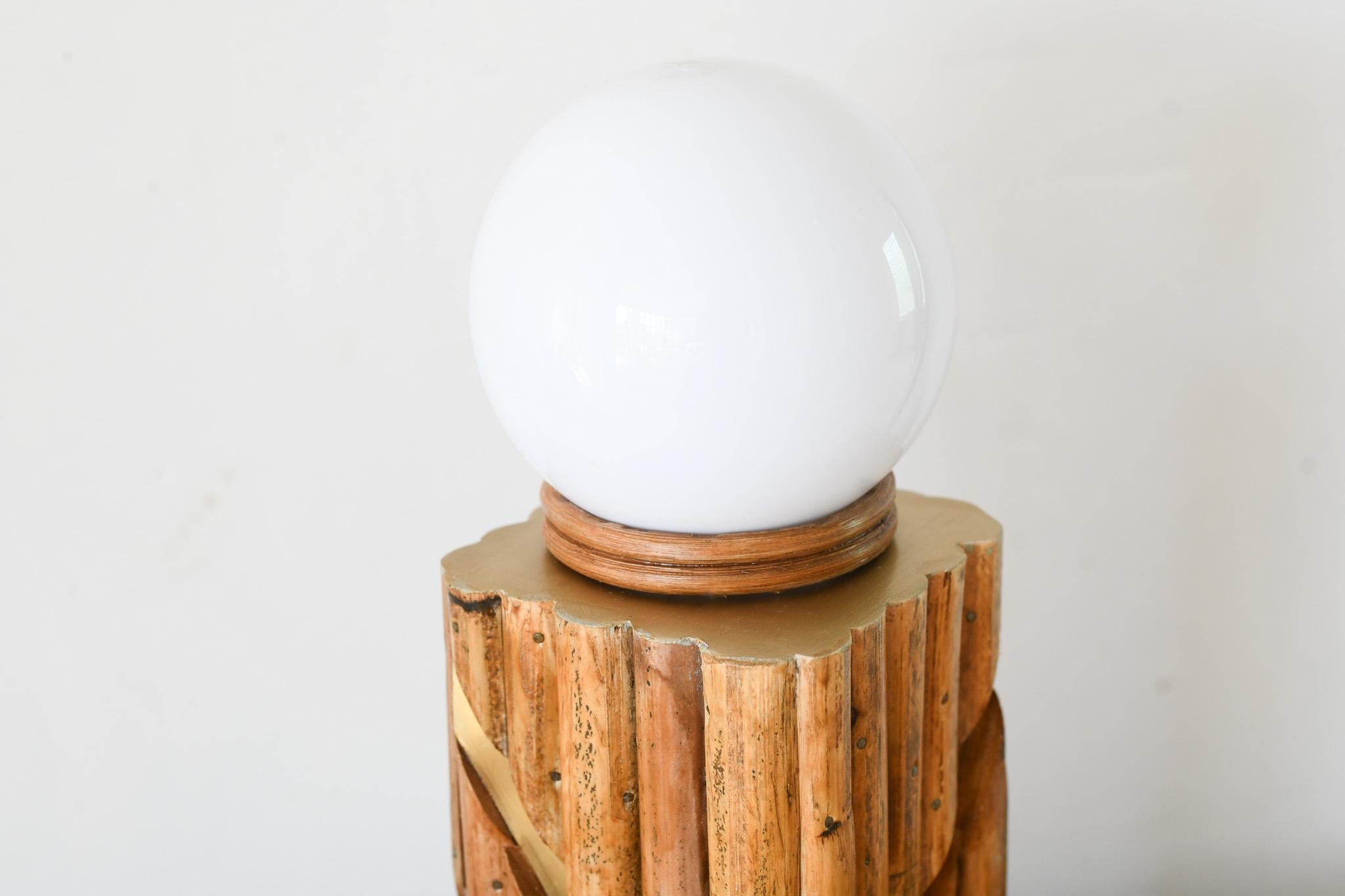 Fait main Lampe de table en rotin avec abat-jour en forme de dôme mi-siècle moderne en vente