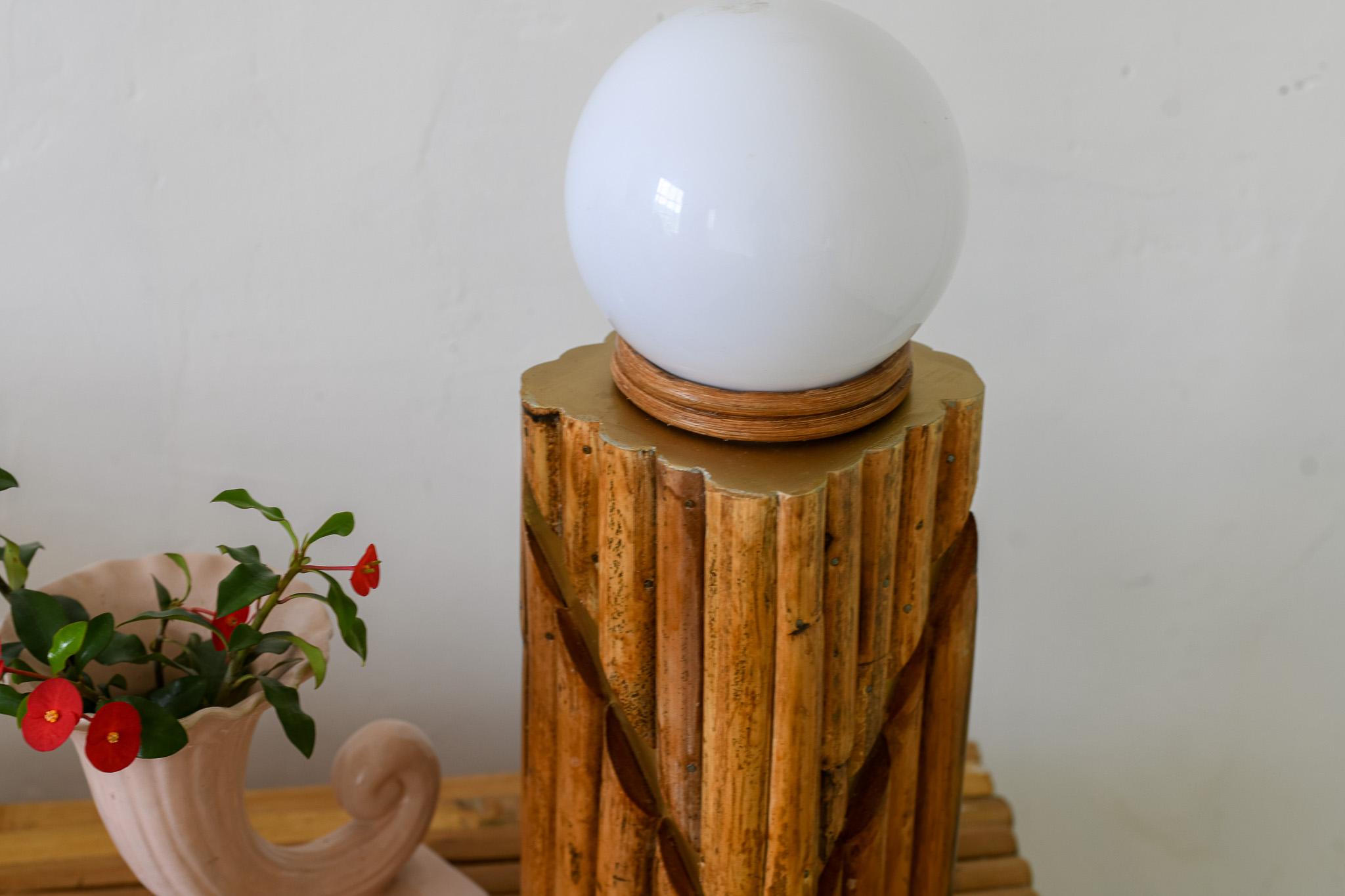 XXIe siècle et contemporain Lampe de table en rotin avec abat-jour en forme de dôme mi-siècle moderne en vente