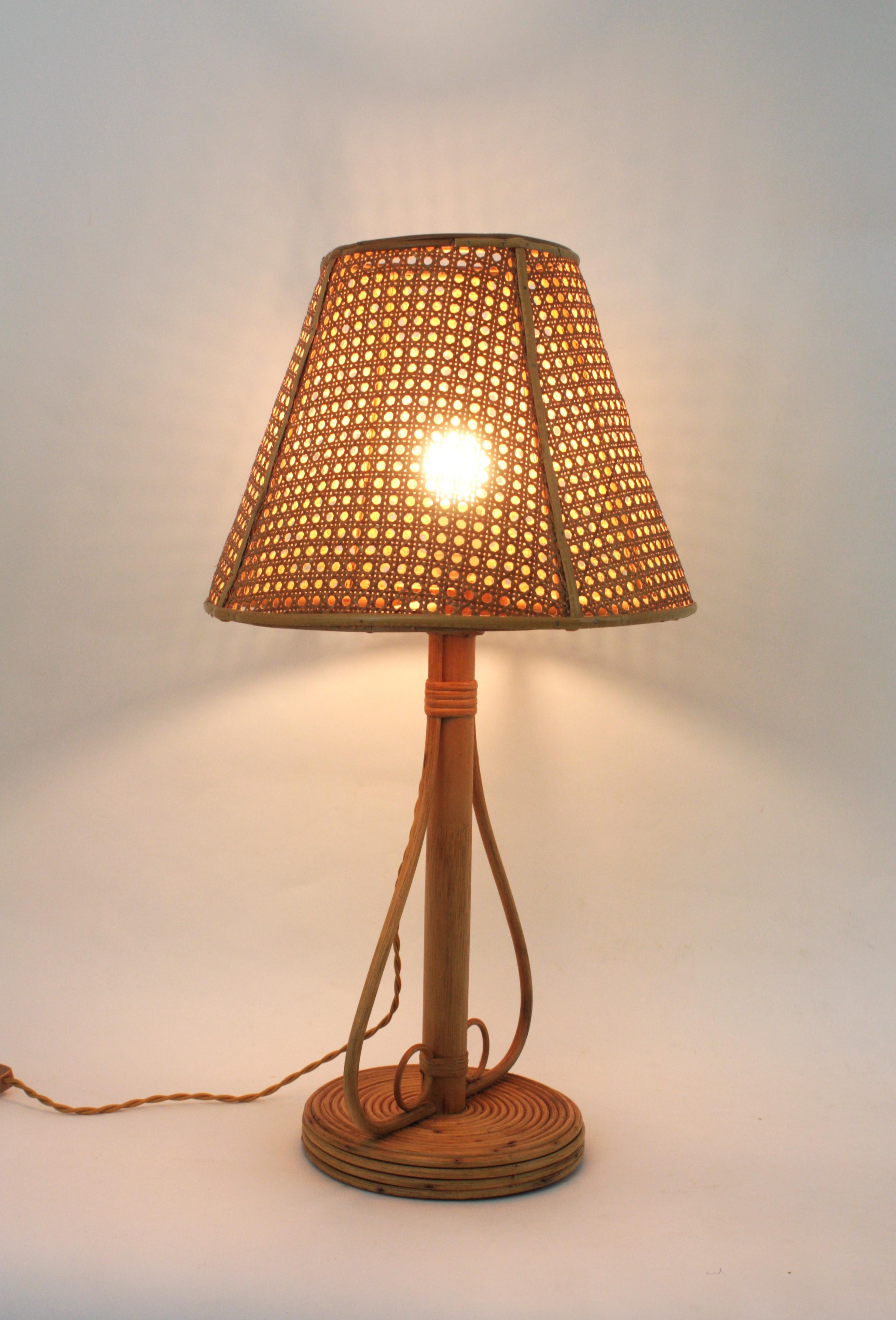 Rattan-Tischlampe mit konischem Lampenschirm aus Korbweidedraht, Italien 1960er Jahre im Angebot 5