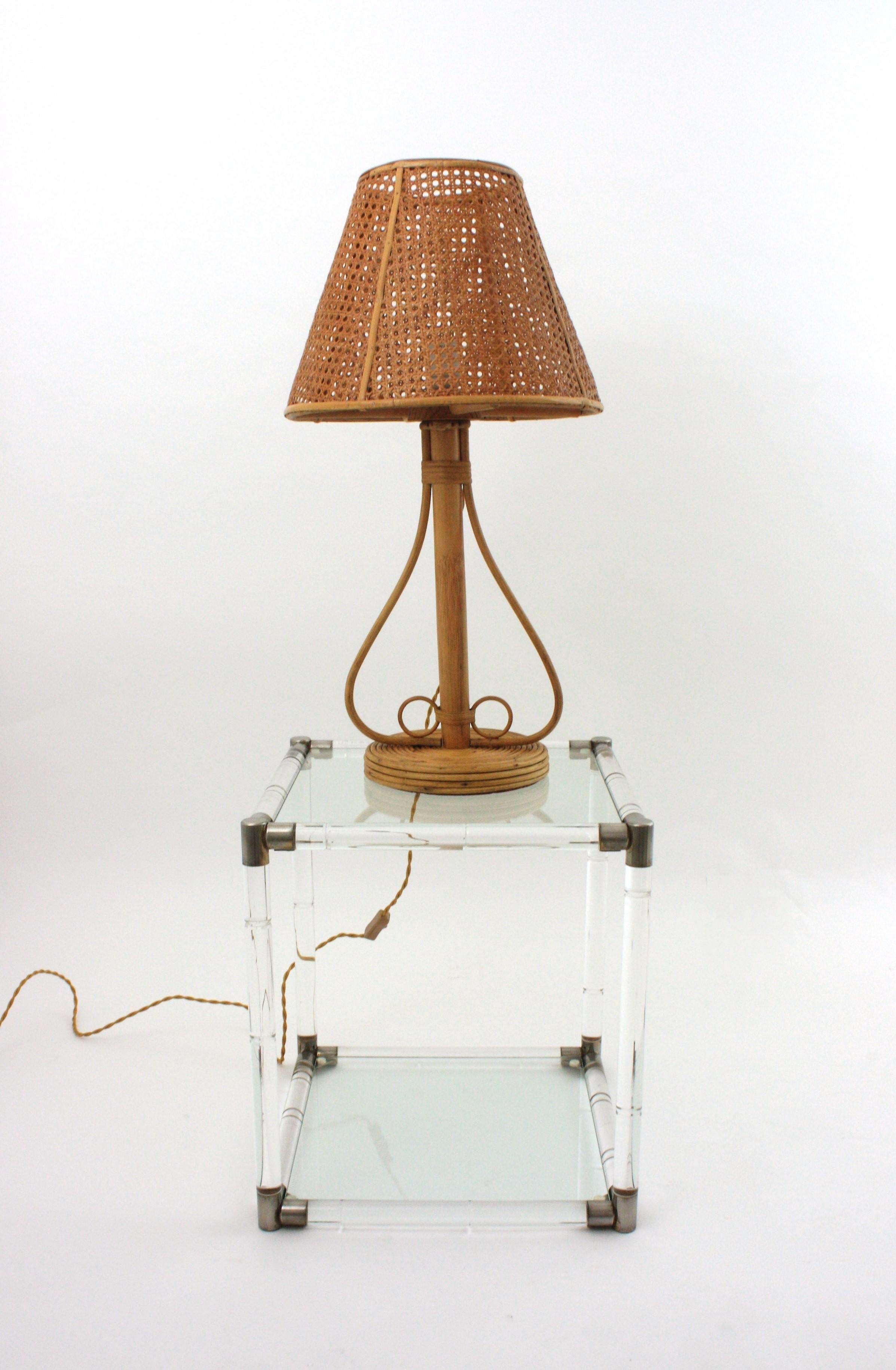 Rattan-Tischlampe mit konischem Lampenschirm aus Korbweidedraht, Italien 1960er Jahre im Angebot 7