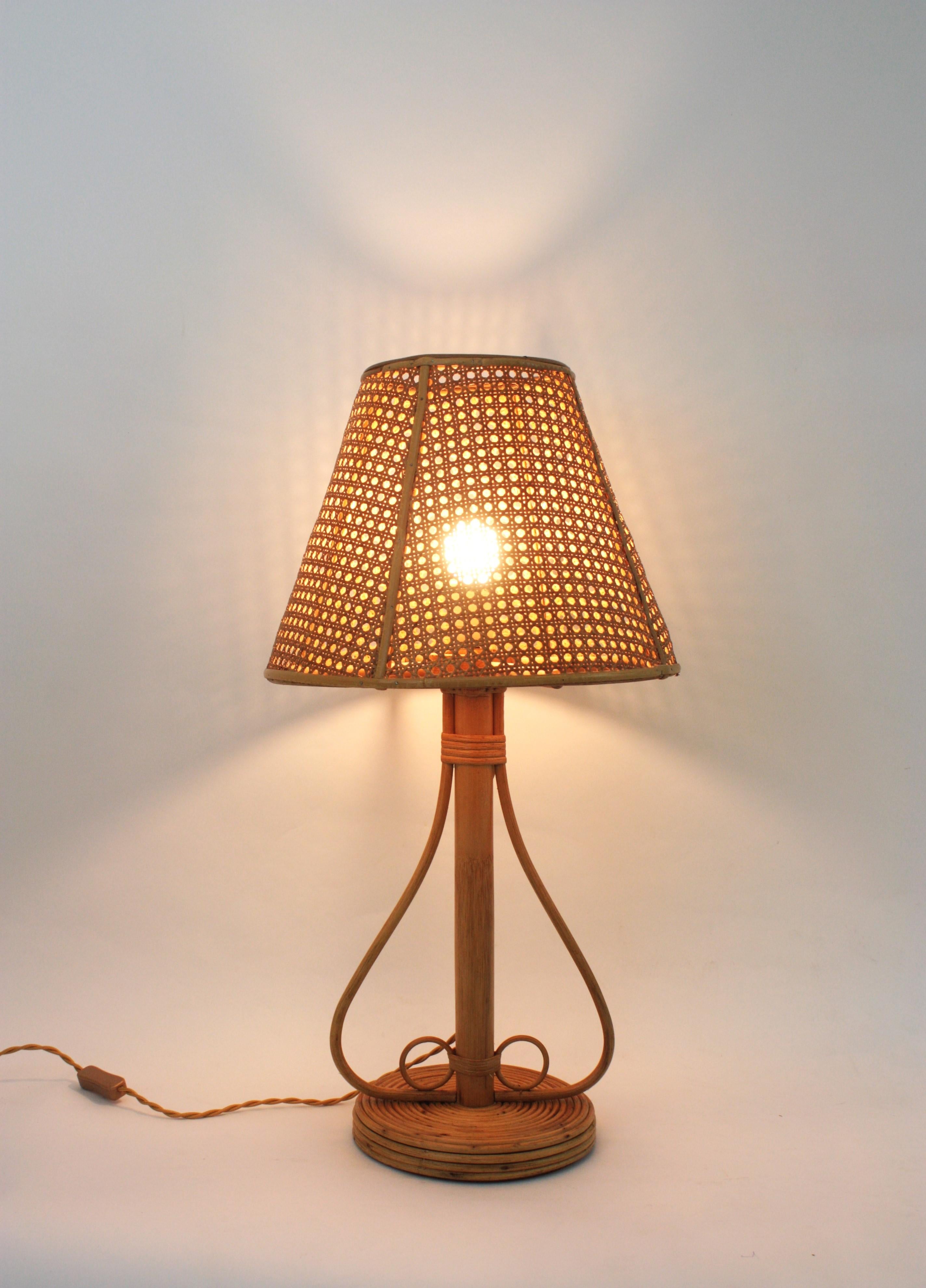 Rattan-Tischlampe mit konischem Lampenschirm aus Korbweidedraht, Italien 1960er Jahre (Moderne der Mitte des Jahrhunderts) im Angebot