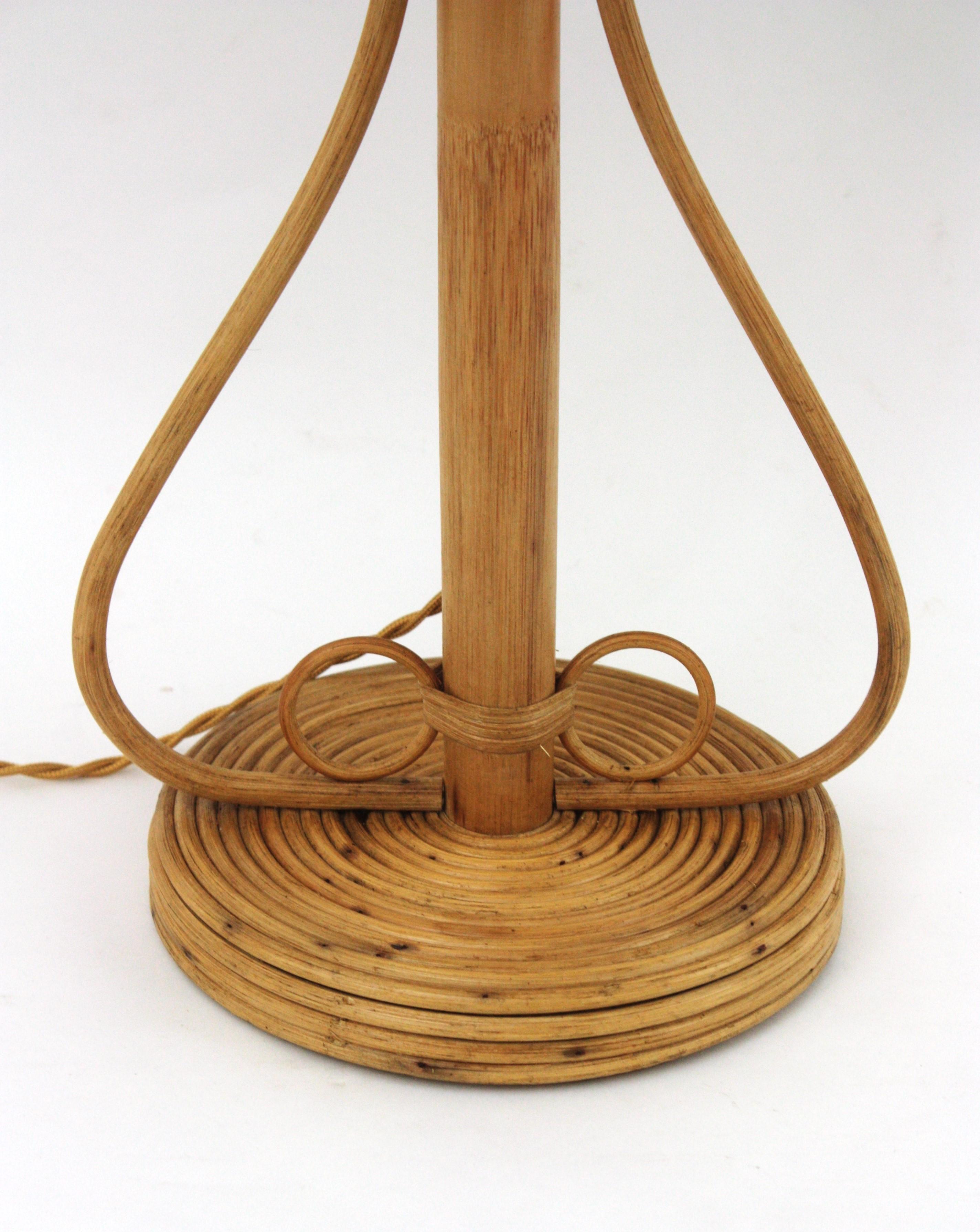 Rattan-Tischlampe mit konischem Lampenschirm aus Korbweidedraht, Italien 1960er Jahre (Handgefertigt) im Angebot