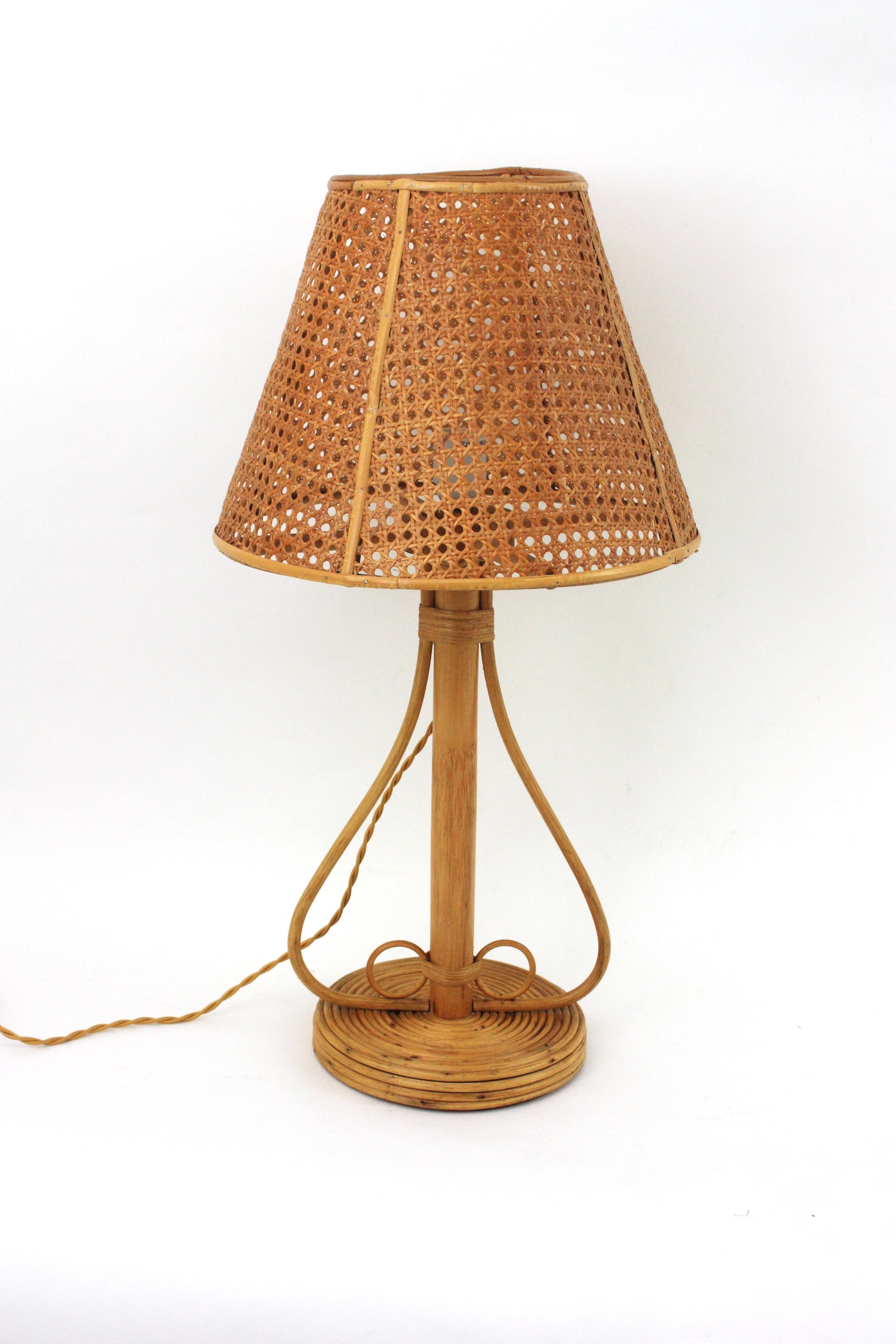 Rattan-Tischlampe mit konischem Lampenschirm aus Korbweidedraht, Italien 1960er Jahre im Zustand „Hervorragend“ im Angebot in Barcelona, ES