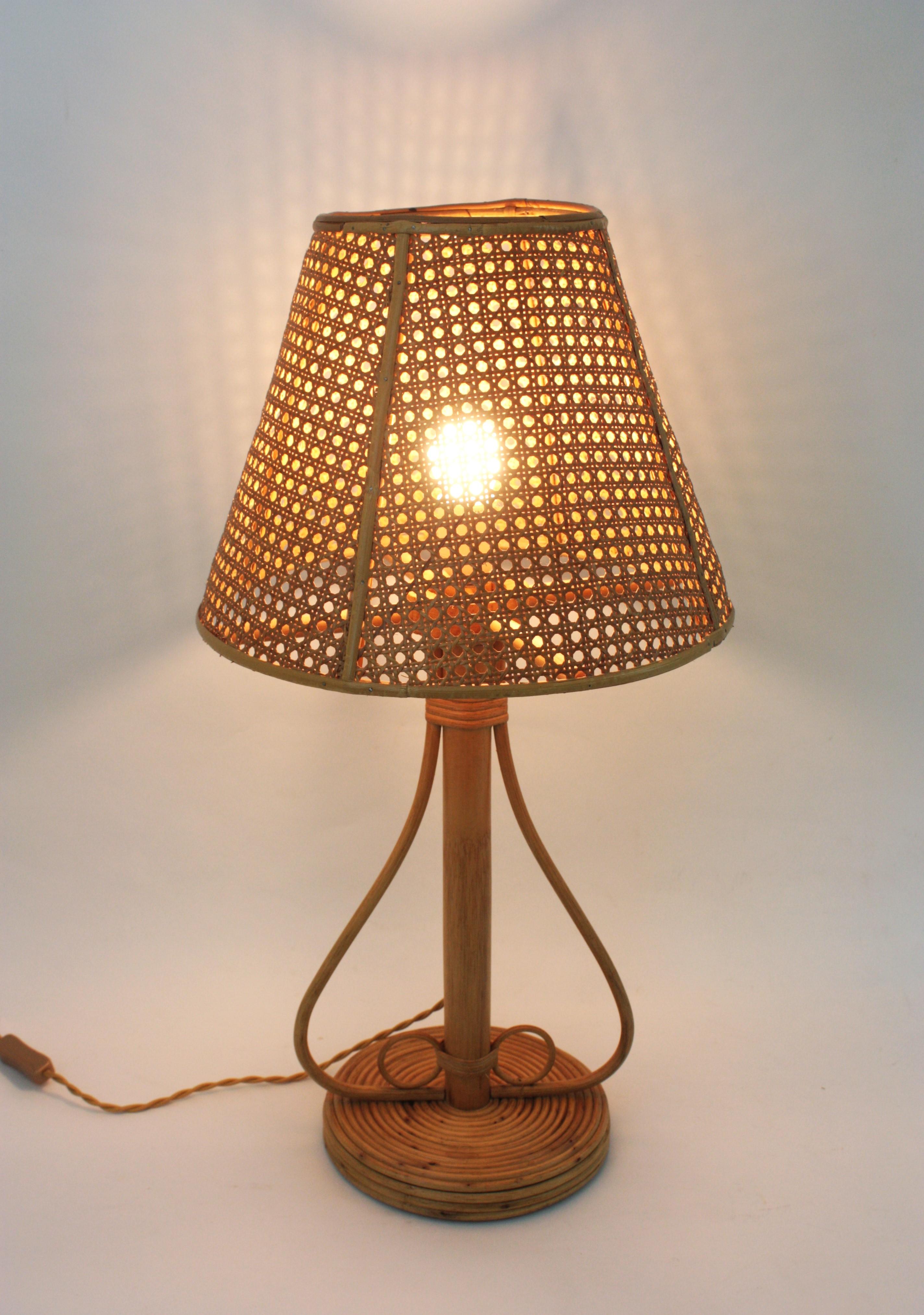 Rattan-Tischlampe mit konischem Lampenschirm aus Korbweidedraht, Italien 1960er Jahre (20. Jahrhundert) im Angebot