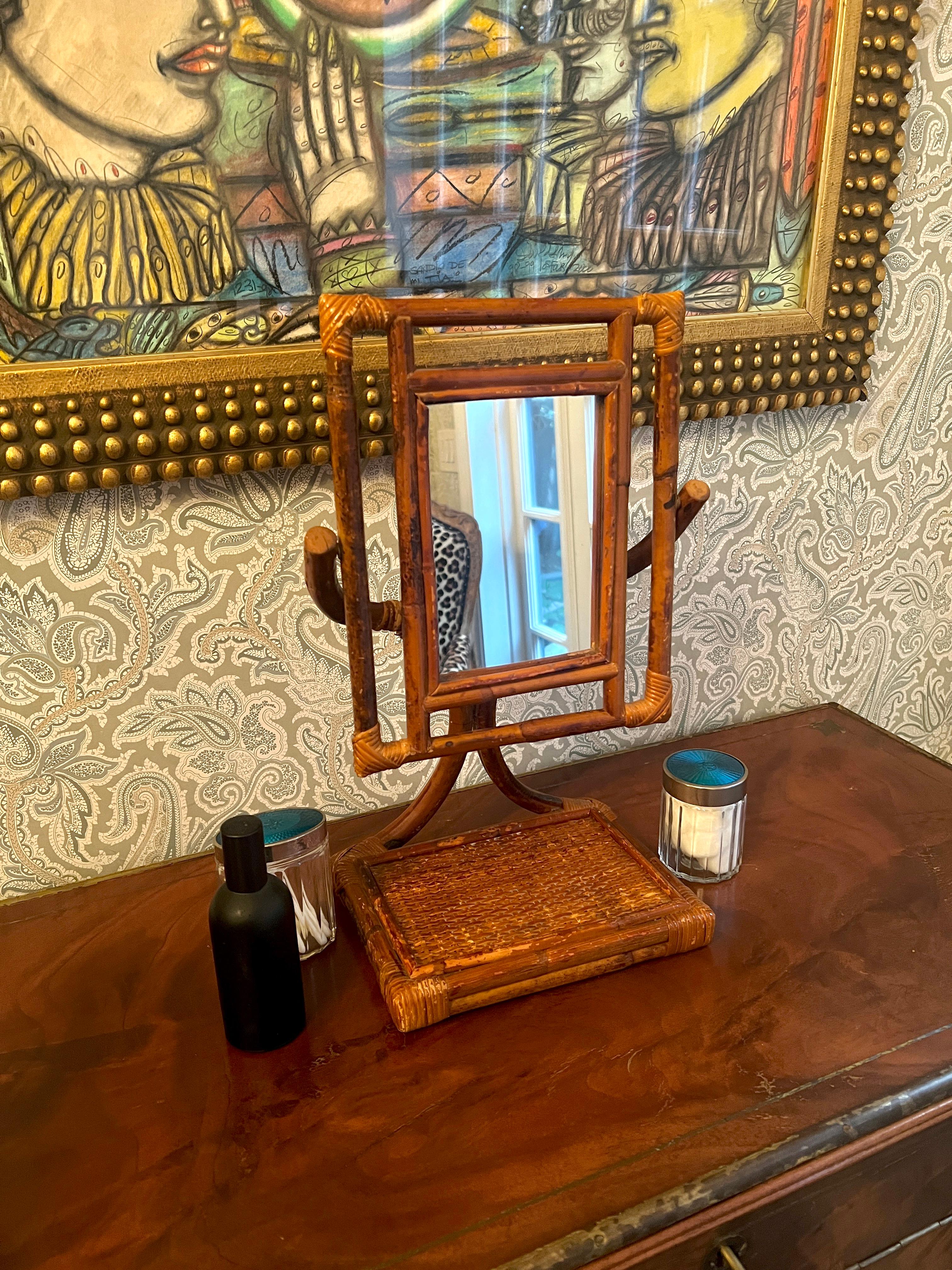 Un espejo de mesa muy decorativo y práctico a la vez, con espejo ajustable = La base es bastante gruesa y sustancial, lo que da a la pieza un sentido de finalidad - perfecto para la casa de campo, la cabaña, la casa del lago o el cuarto de las niñas