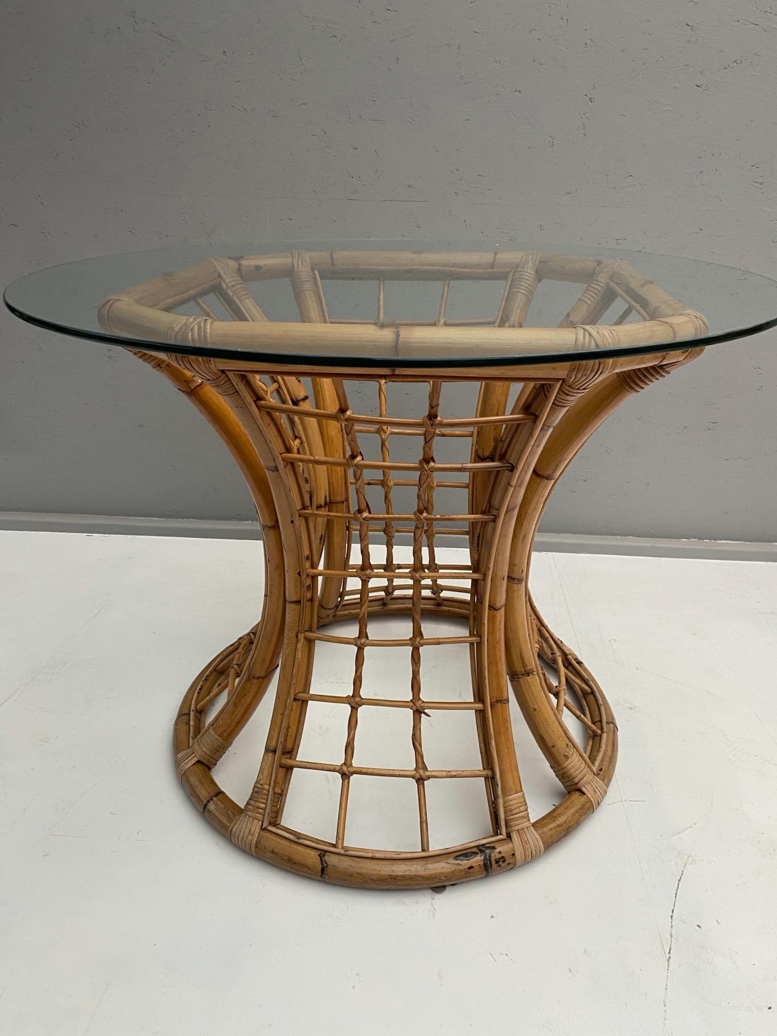 Table en rotin avec plateau en verre.