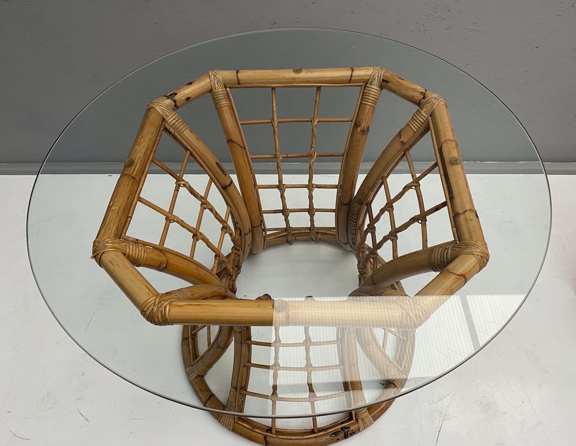 Mid-Century Modern Table en rotin avec plateau en verre en vente