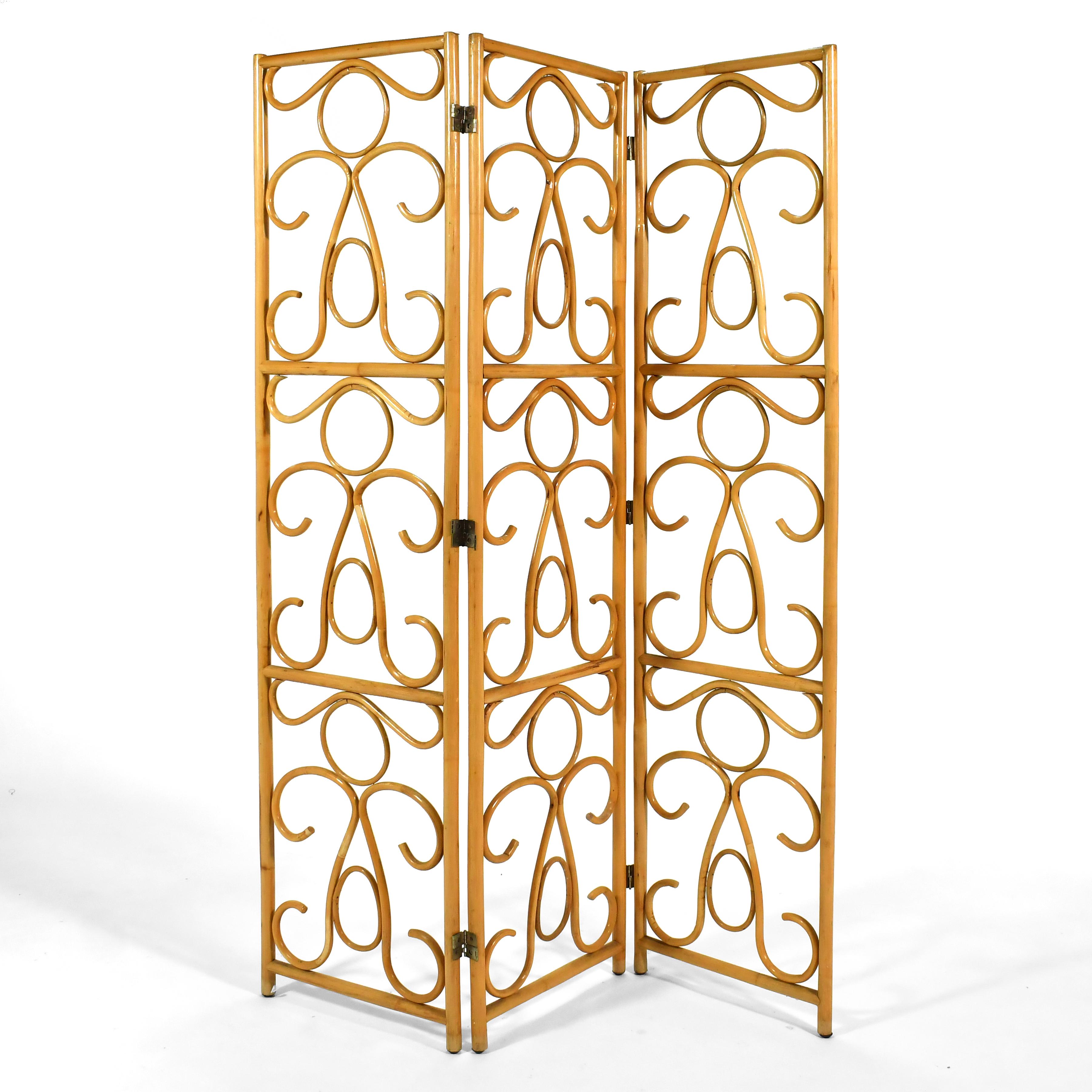 Leggero, arioso ed elegante, questo paravento pieghevole in rattan presenta un grazioso motivo a volute sui tre pannelli articolati. 

72 