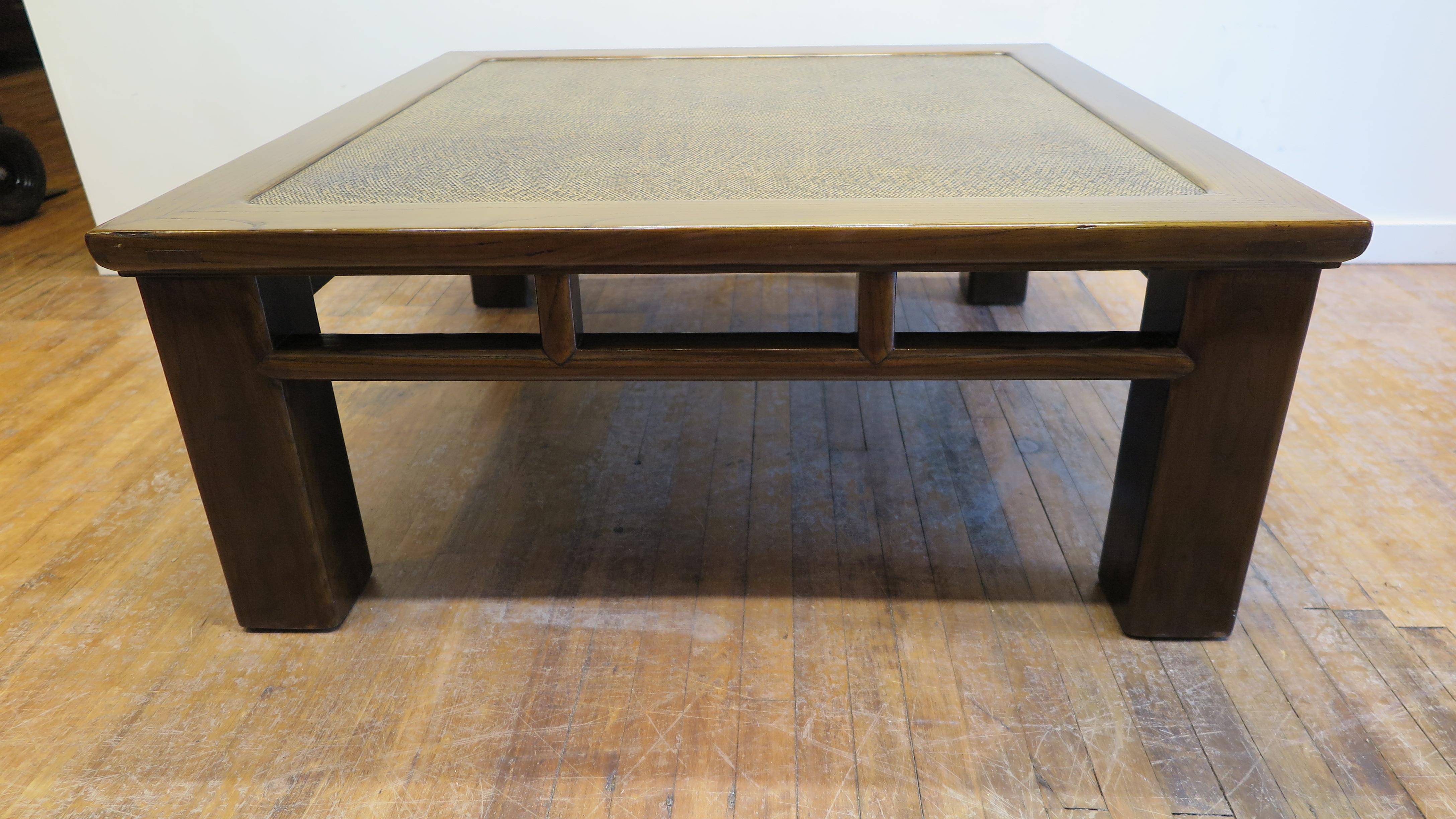 Niedriger Tisch mit Rattanplatte (20. Jahrhundert) im Angebot