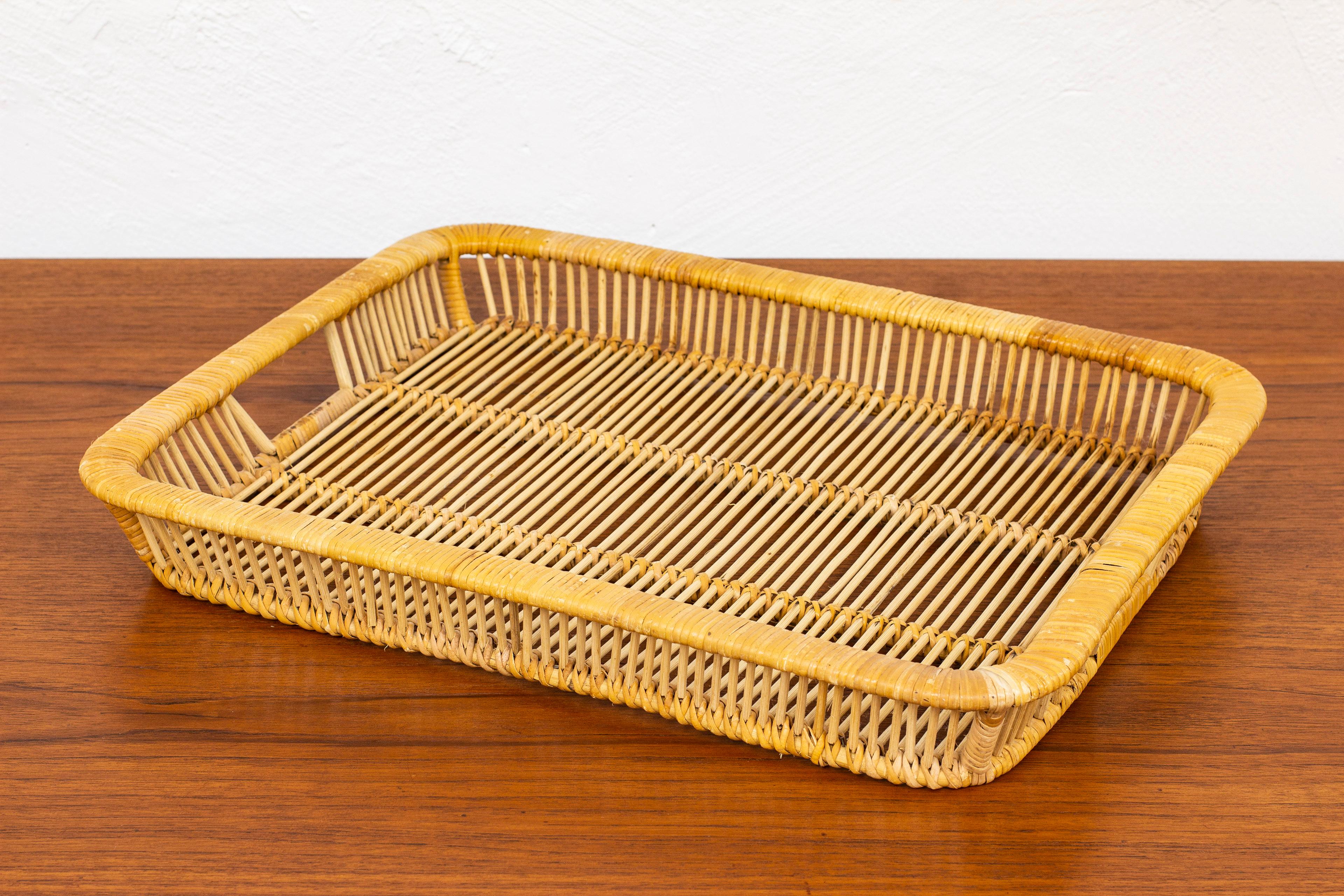 Rattan tray designed and made by Artek in Finland during the 1960s. Hand woven from cane and rattan. Good vintage condition with signs of age related wear and patina.

these beautifully crafted trays where designed, produced and sold through
