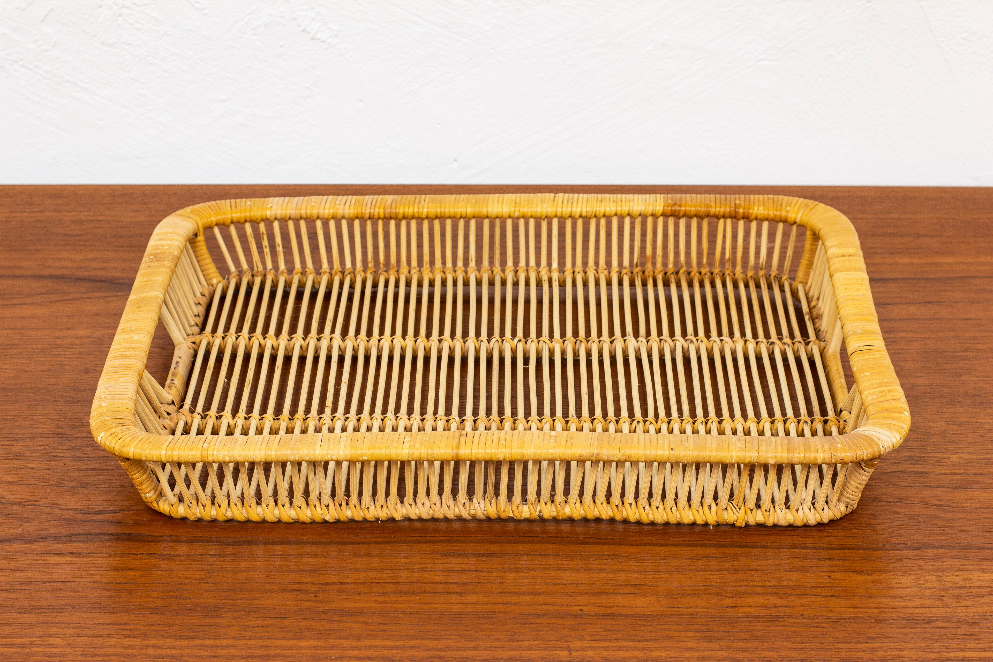 Bandeja de ratán diseñada y fabricada por Artek en Finlandia durante los años 60 Escandinavo moderno en venta