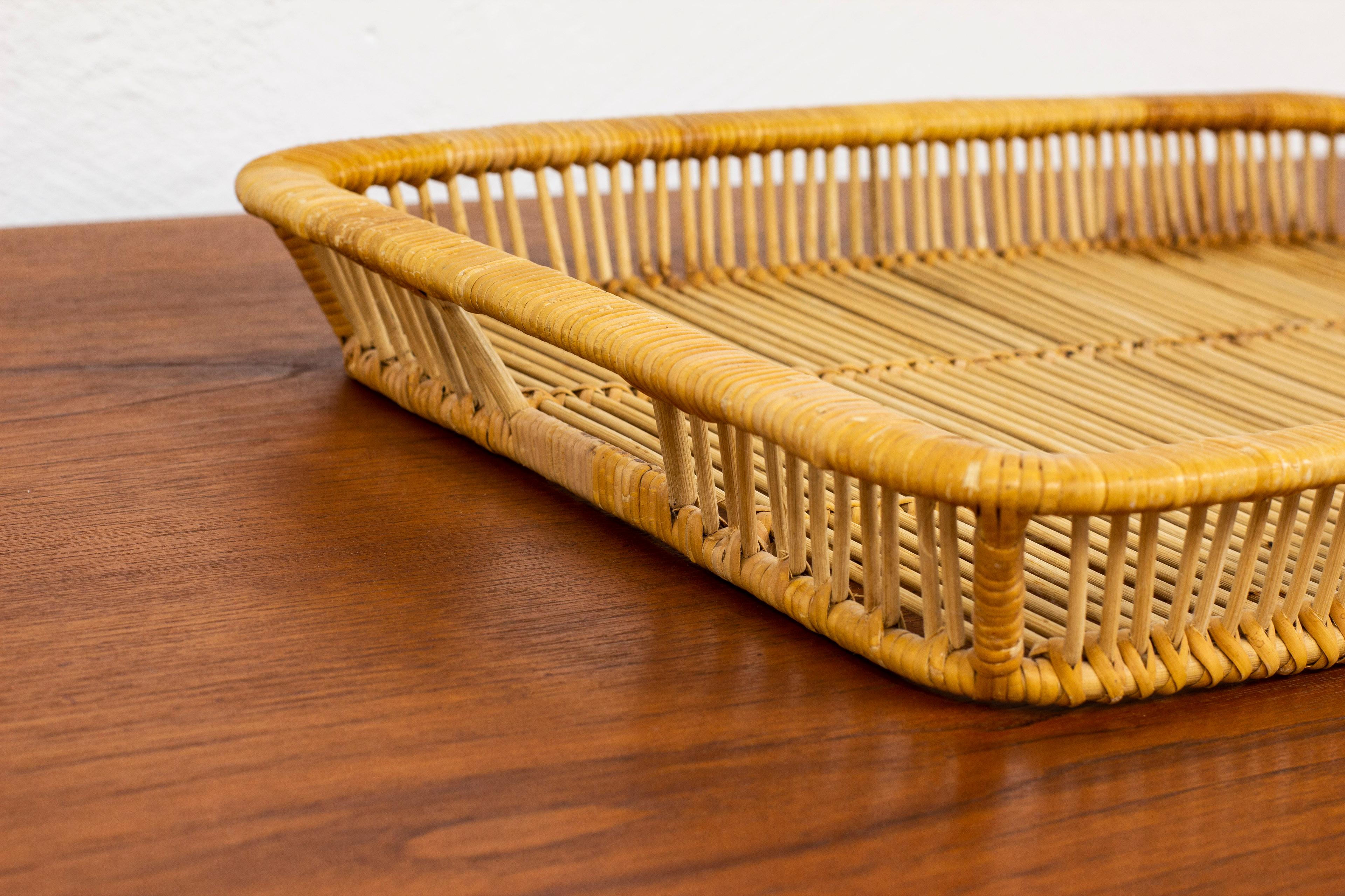 Bandeja de ratán diseñada y fabricada por Artek en Finlandia durante los años 60 en Bueno estado para la venta en Hägersten, SE