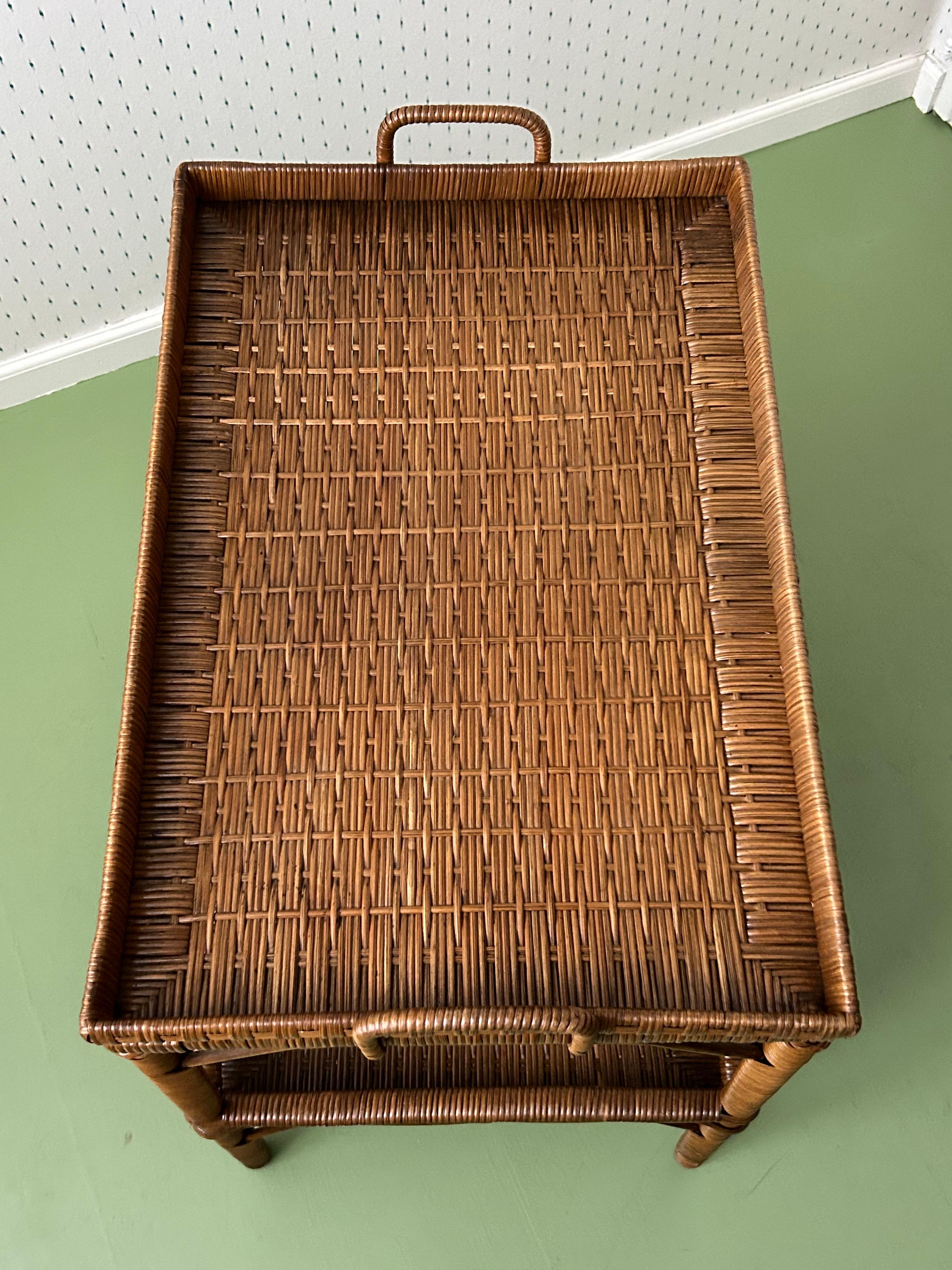 Mesa bandeja de ratán con elegantes detalles tejidos, Francia, Finales S. XIX 3
