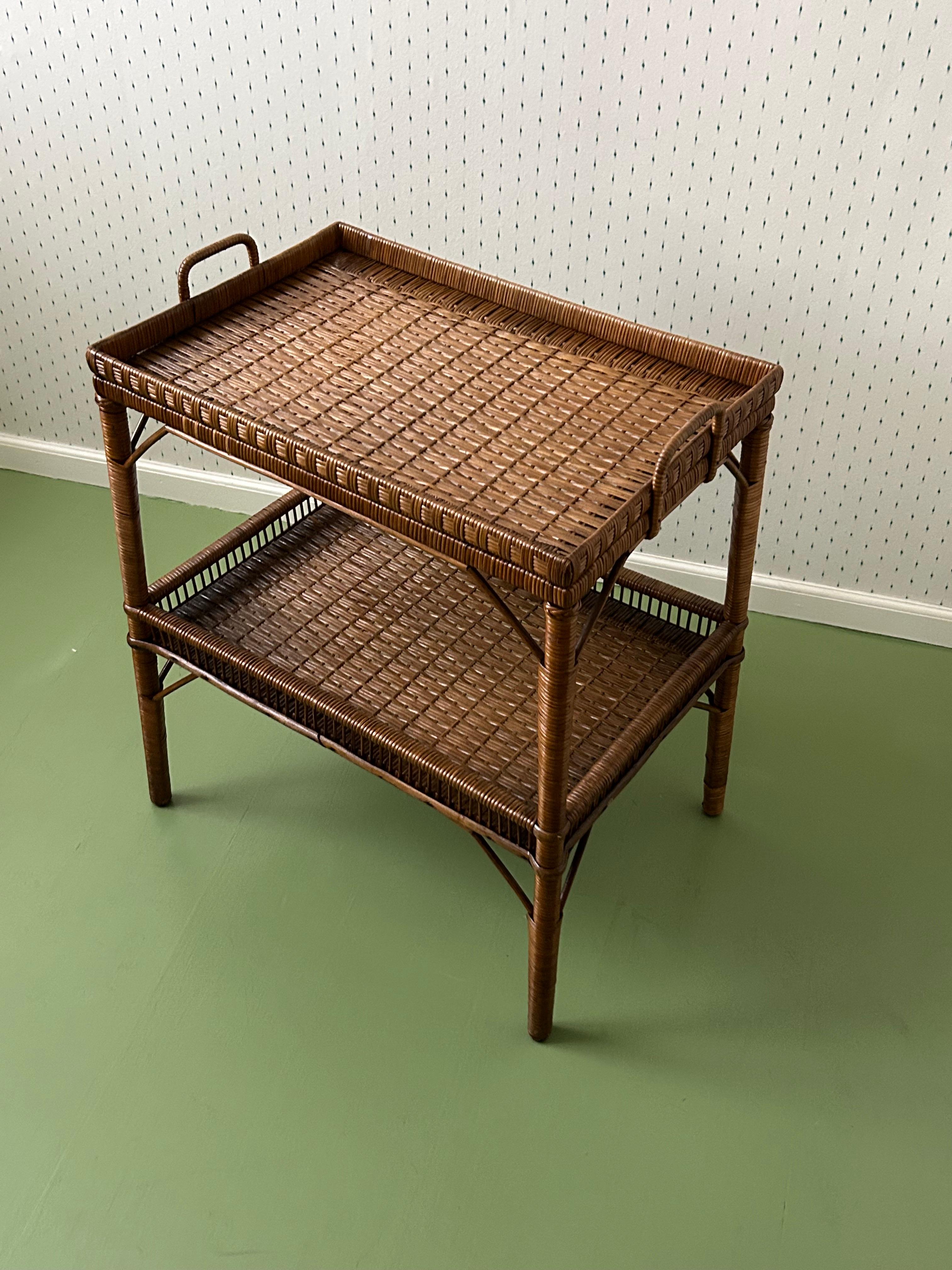 Mesa bandeja de ratán con elegantes detalles tejidos, Francia, Finales S. XIX Hecho a mano