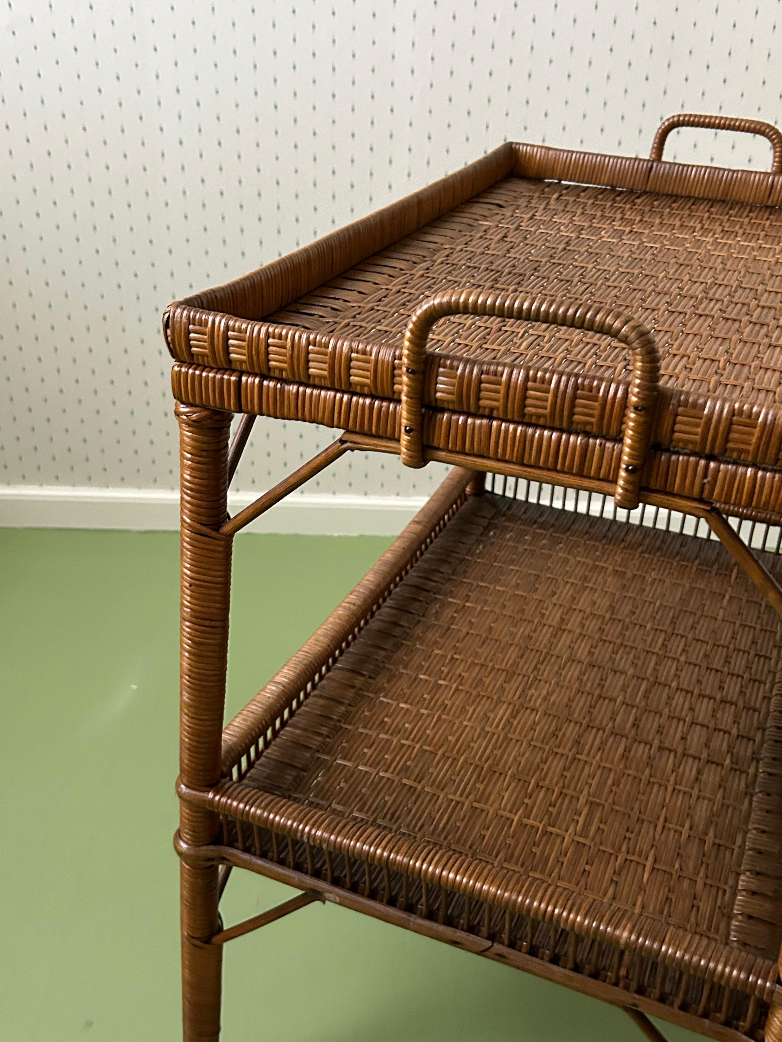 Mesa bandeja de ratán con elegantes detalles tejidos, Francia, Finales S. XIX 1