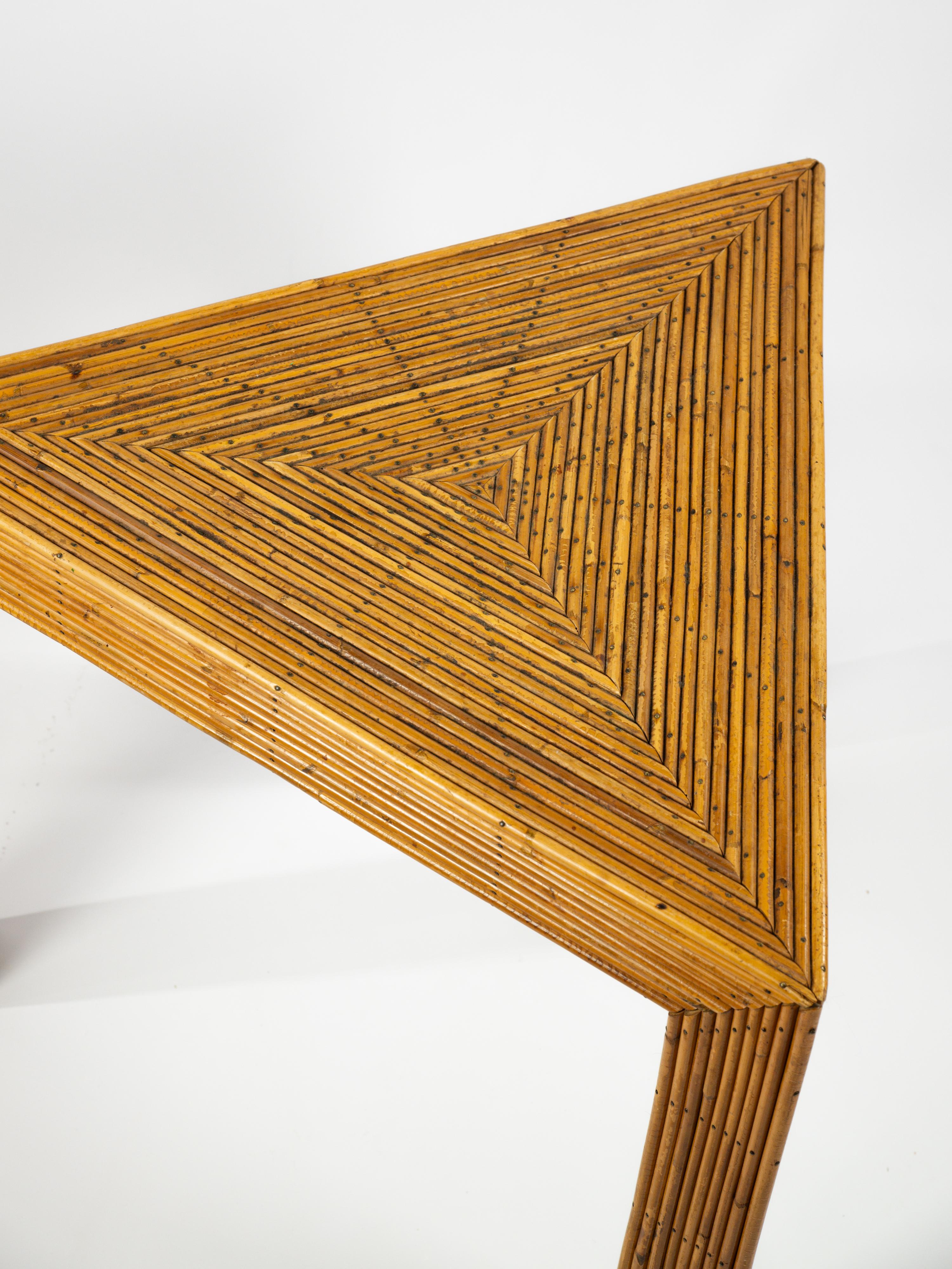Rattan triangular table For Sale 5