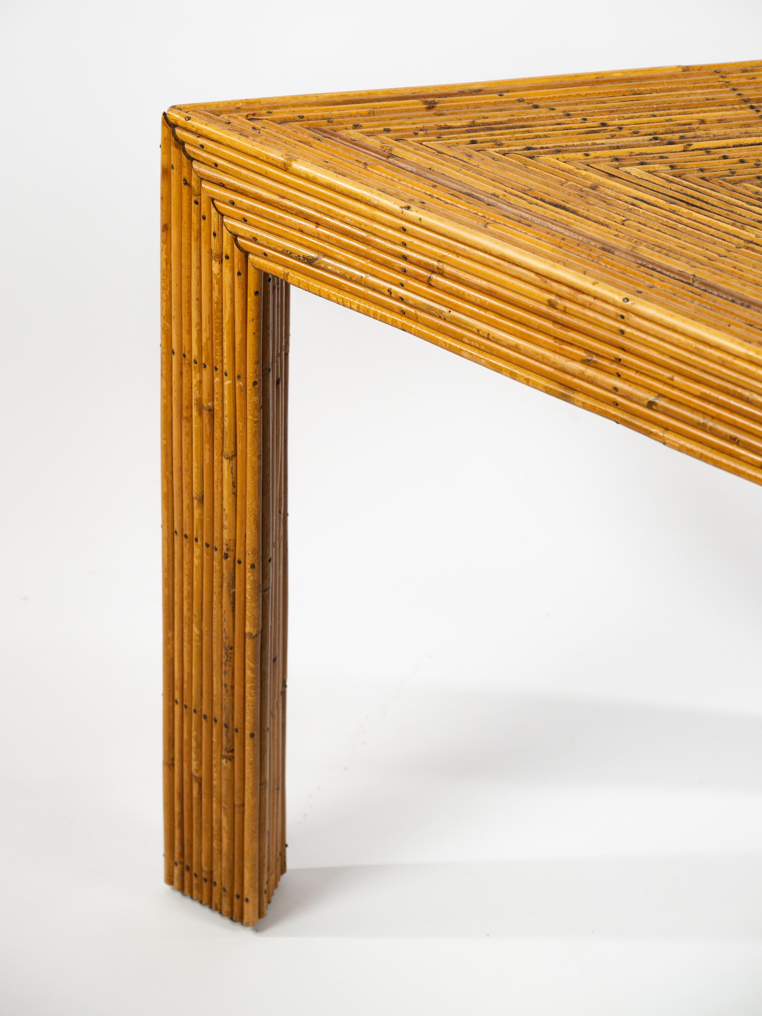 Dreieckiger Rattan-Tisch (20. Jahrhundert) im Angebot