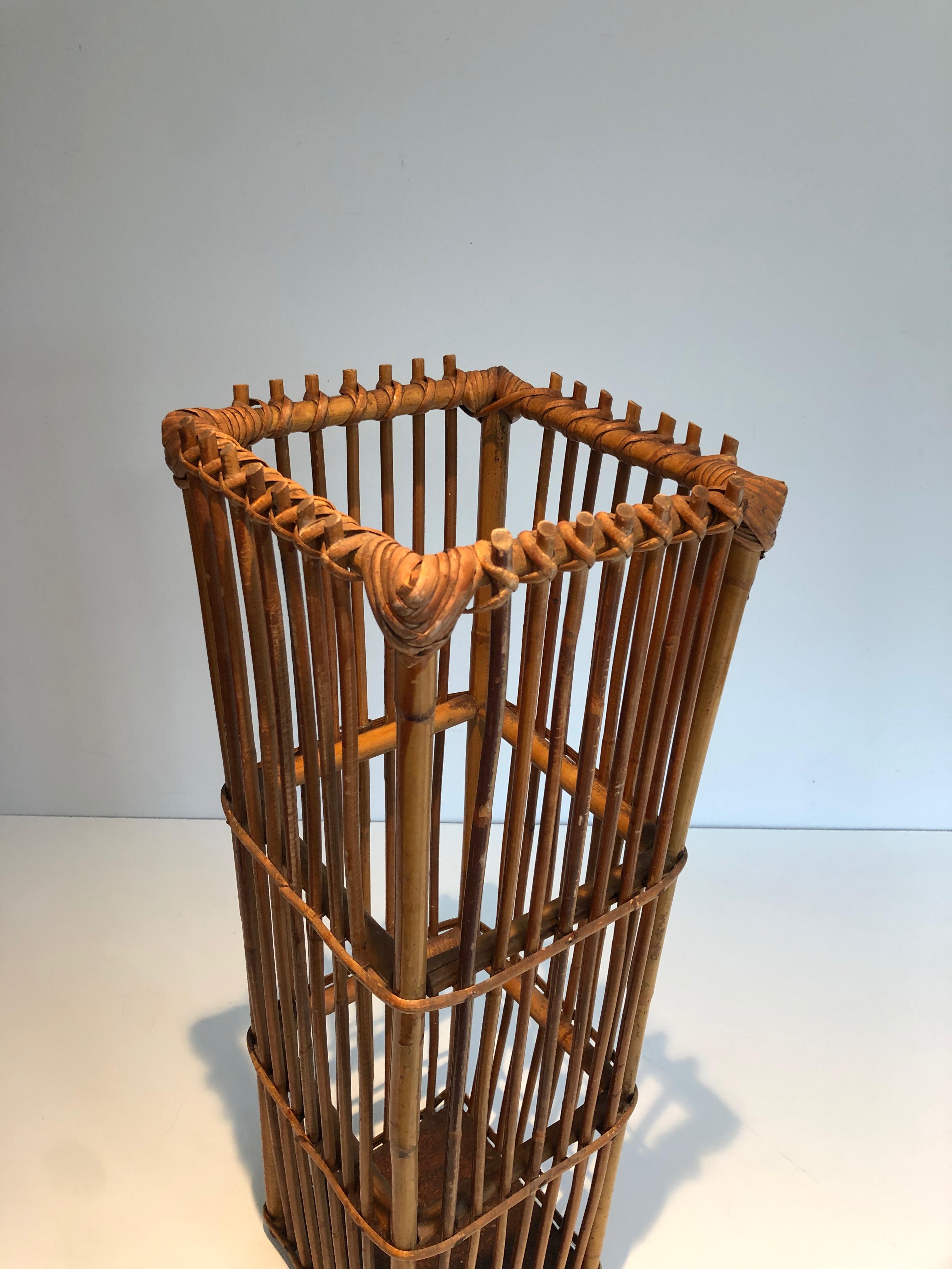 Fin du 20e siècle Stand Umbrella en rotin. Travail français. Circa 1970 en vente