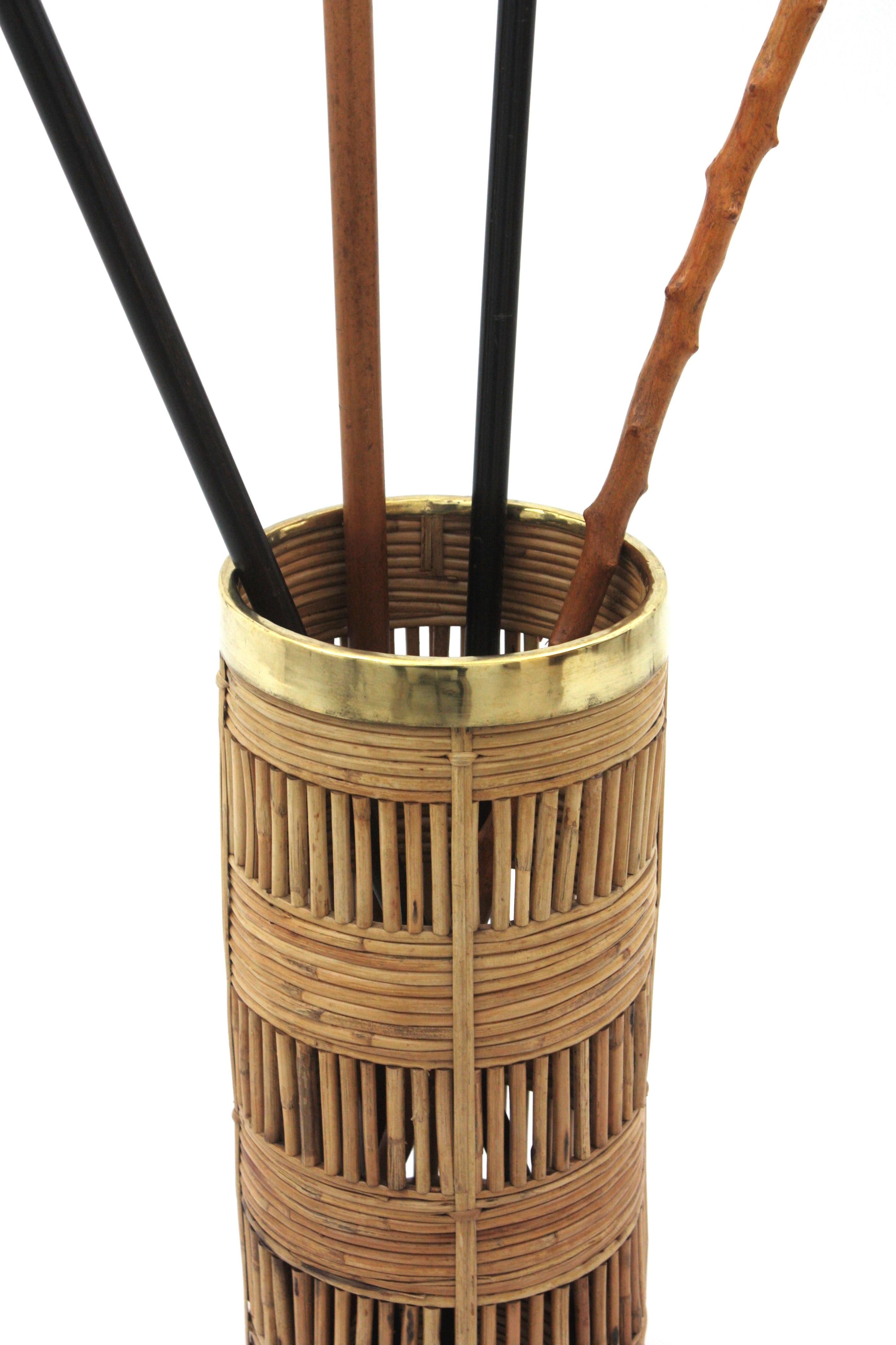 Rattan Umbrella Stand with Brass Rim, Italy, 1970s In Good Condition For Sale In Barcelona, ES