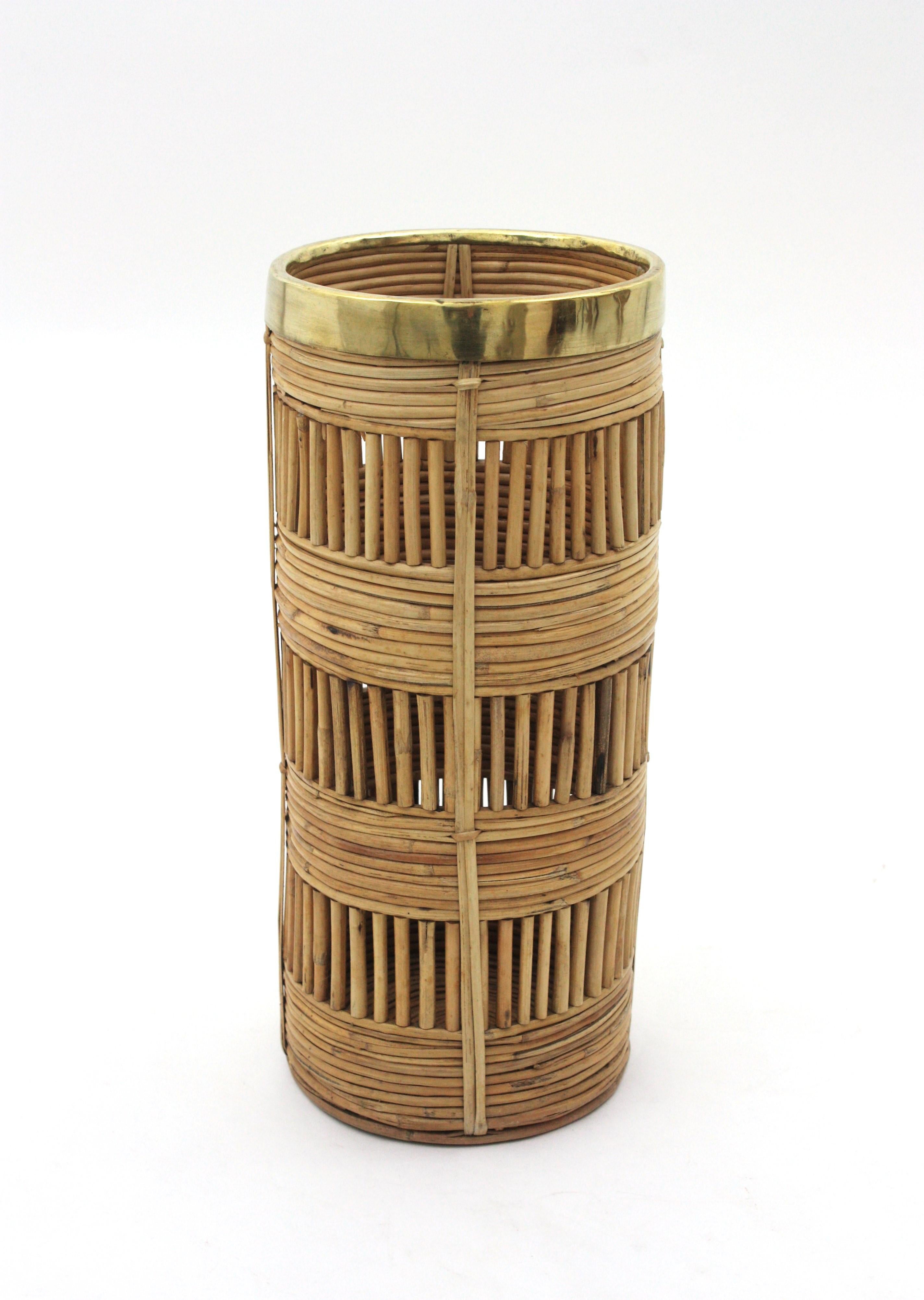 Rattan Umbrella Stand with Brass Rim, Italy 1970s In Good Condition For Sale In Barcelona, ES