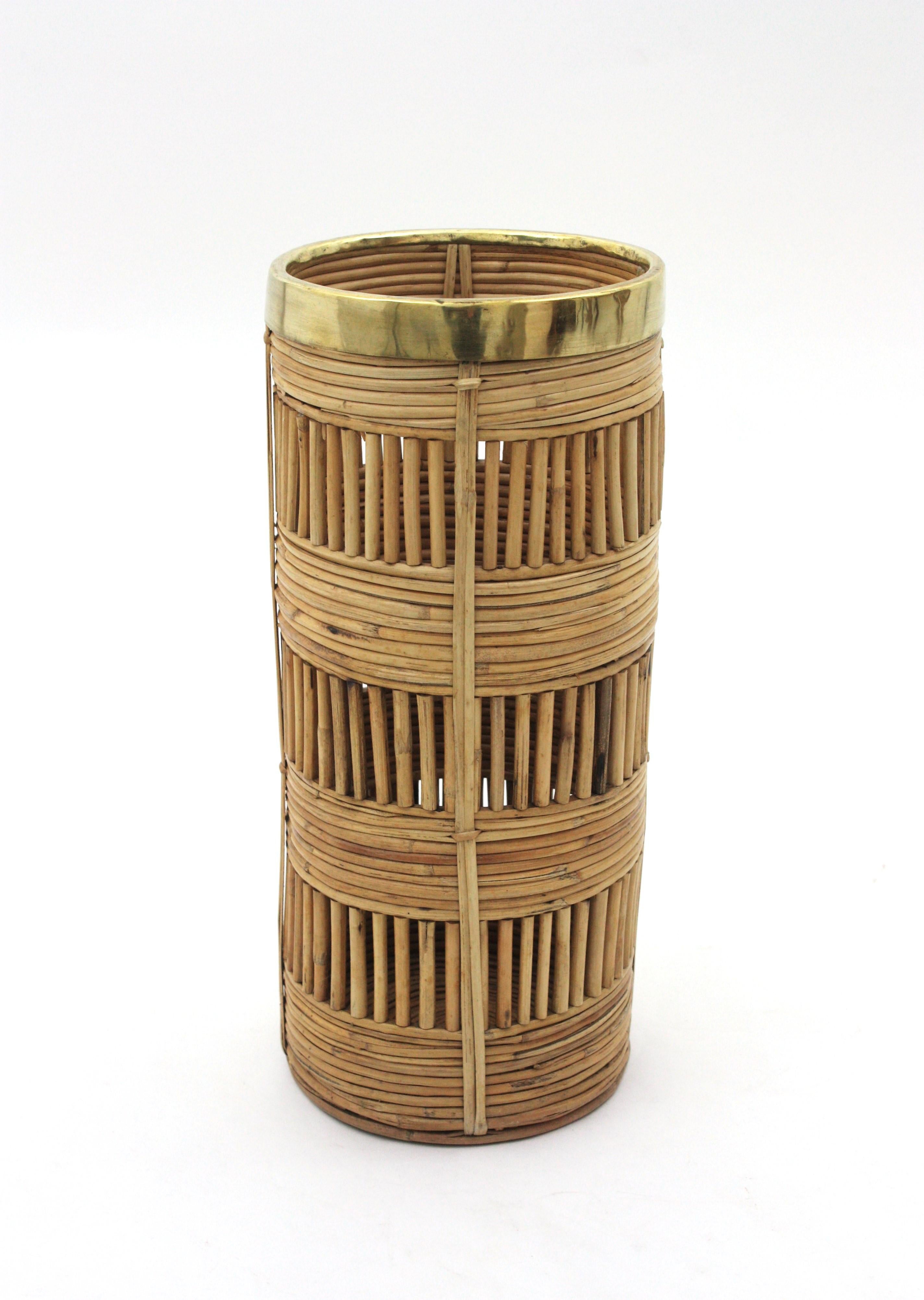 Rattan Umbrella Stand mit Messingrand, Italien, 1970er Jahre (20. Jahrhundert) im Angebot