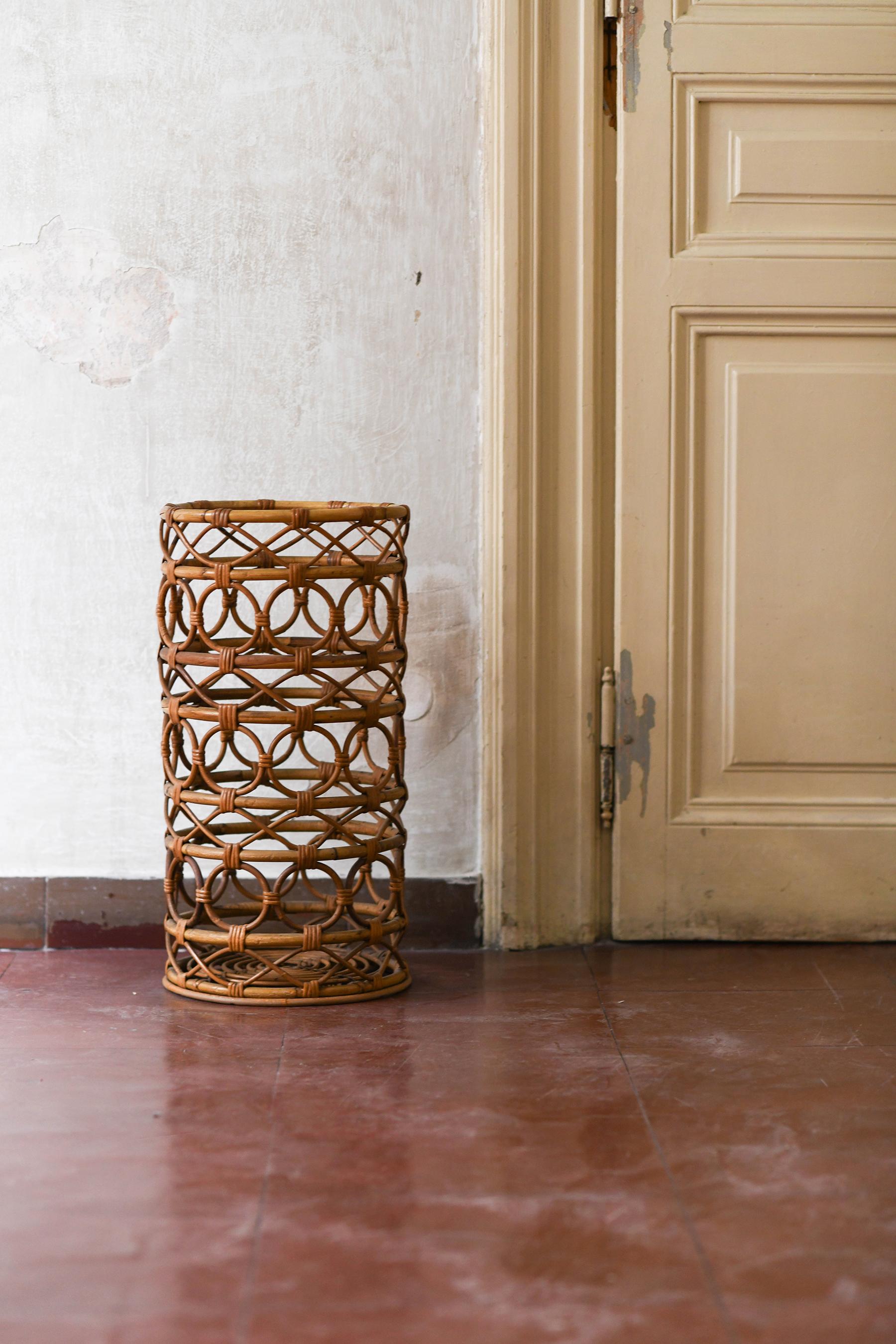 Rattan umbrella stand with geometric motifs, Italy 1980
Product details
Dimensions 60 H x 30 D cm