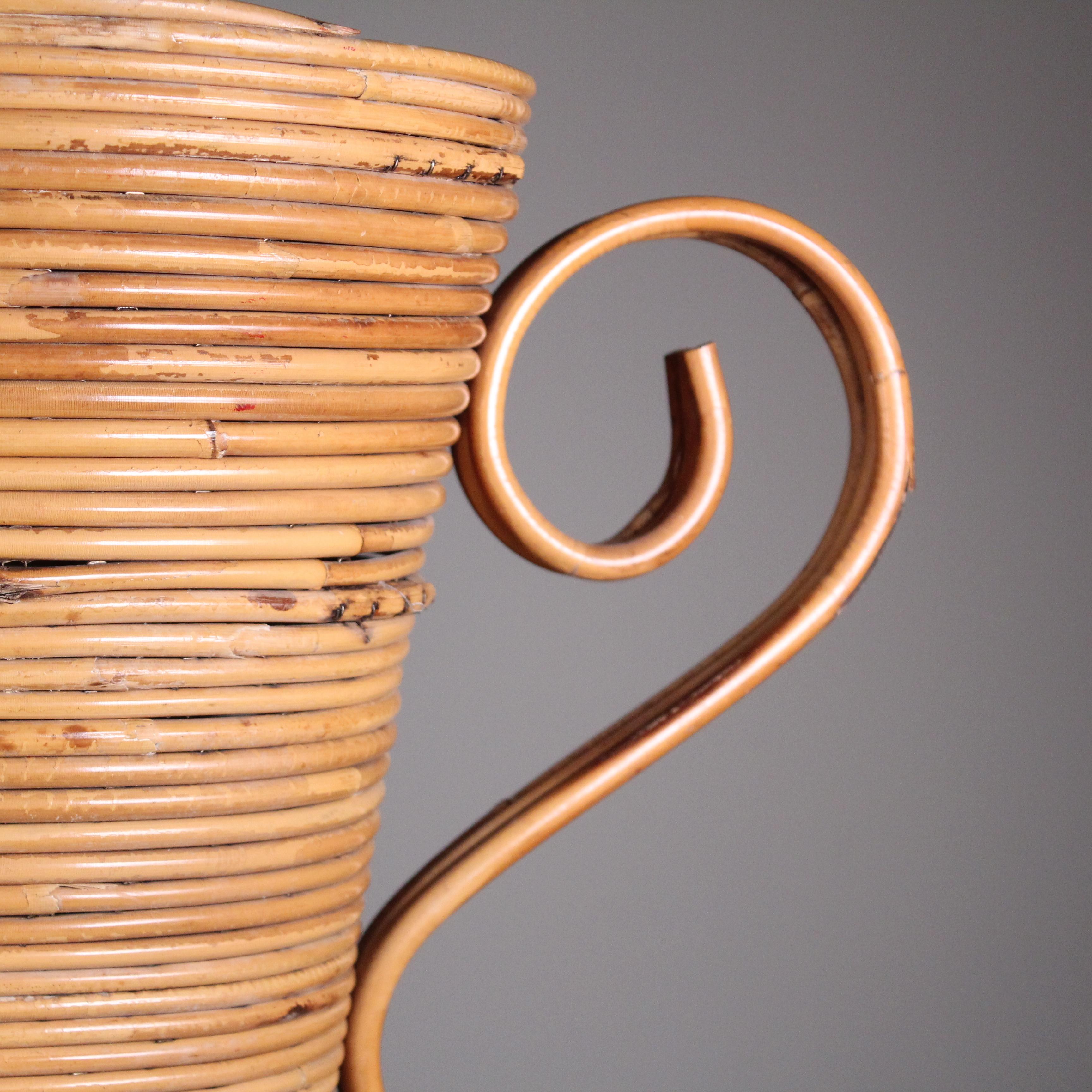 Replongez dans le charme bohème de 1969 avec le vase en rotin de Vivai del Sud. Ce joyau du design capture l'essence de la sophistication décontractée de l'époque, offrant un clin d'œil nostalgique à l'esprit de créativité libre. Le tressage