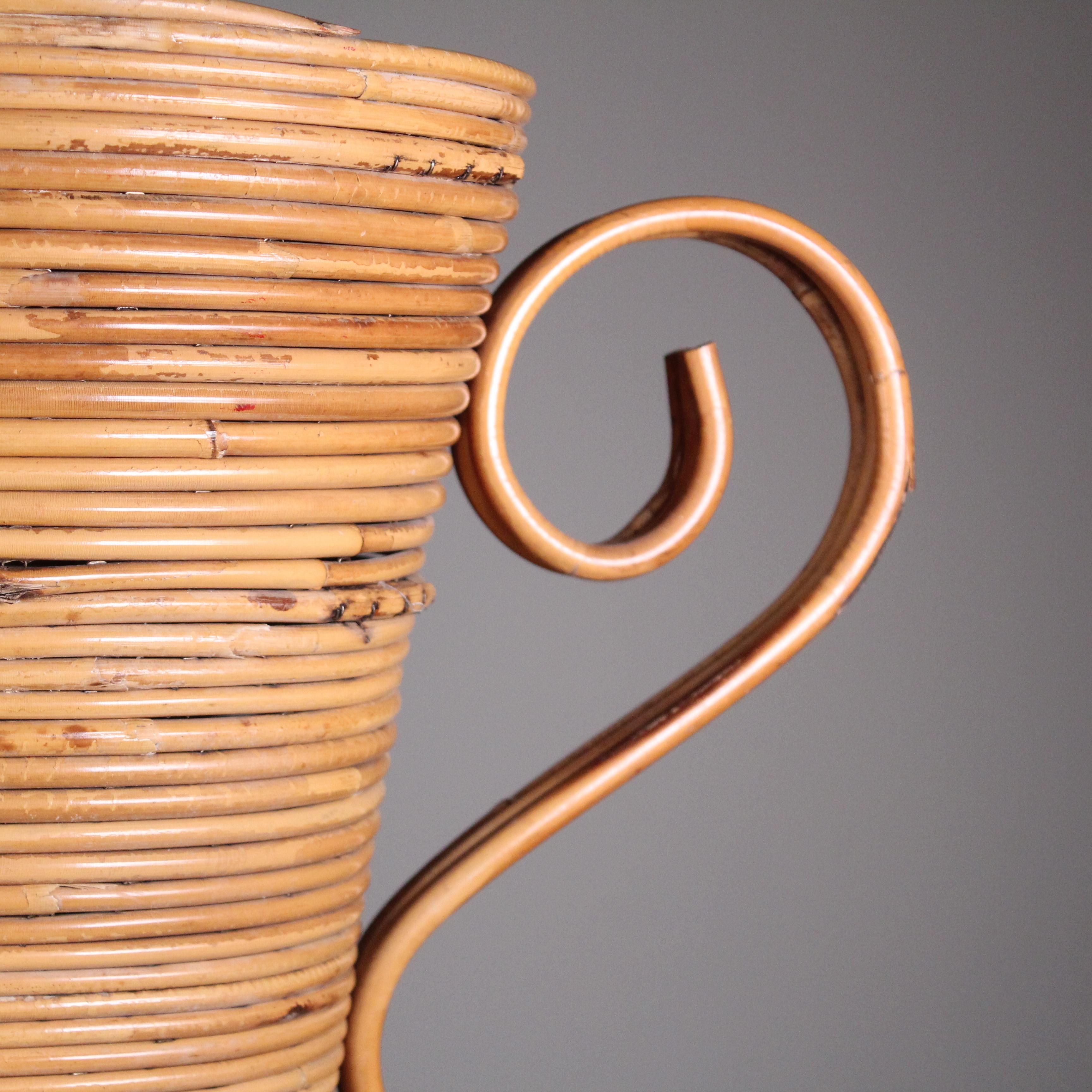 Torna al fascino bohémien del 1969 con il vaso in rattan di Vivai del Sud. Questo gioiello di design cattura l'essenza della raffinatezza rilassata dell'epoca, offrendo un cenno nostalgico allo spirito della creatività libera. L'intreccio organico