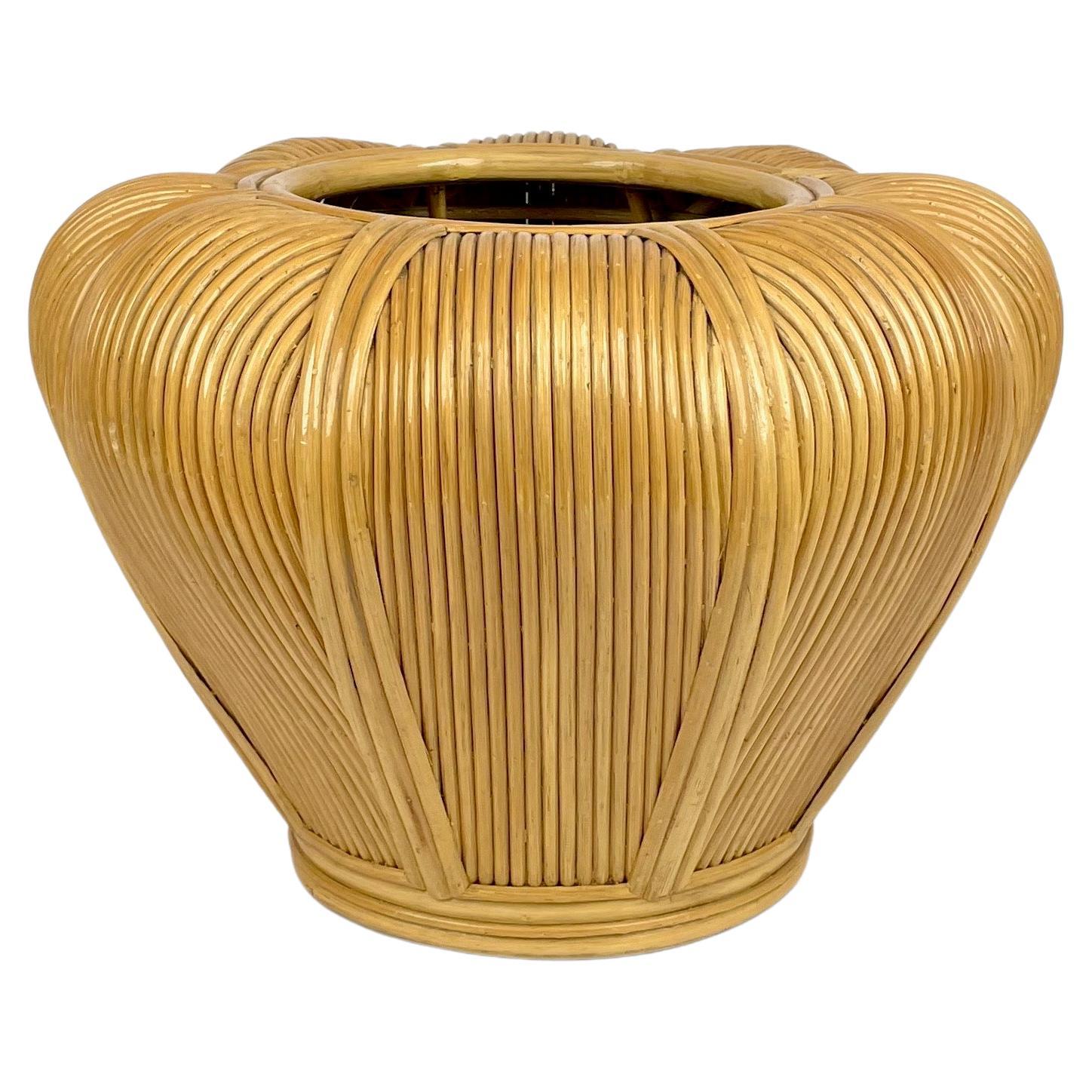 Rattan vase cachepot plant holder in the shape of a flower 

Made in Italy in the 1970s.

An astonishing piece that will enrich a midcentury-style living room or studio.
   