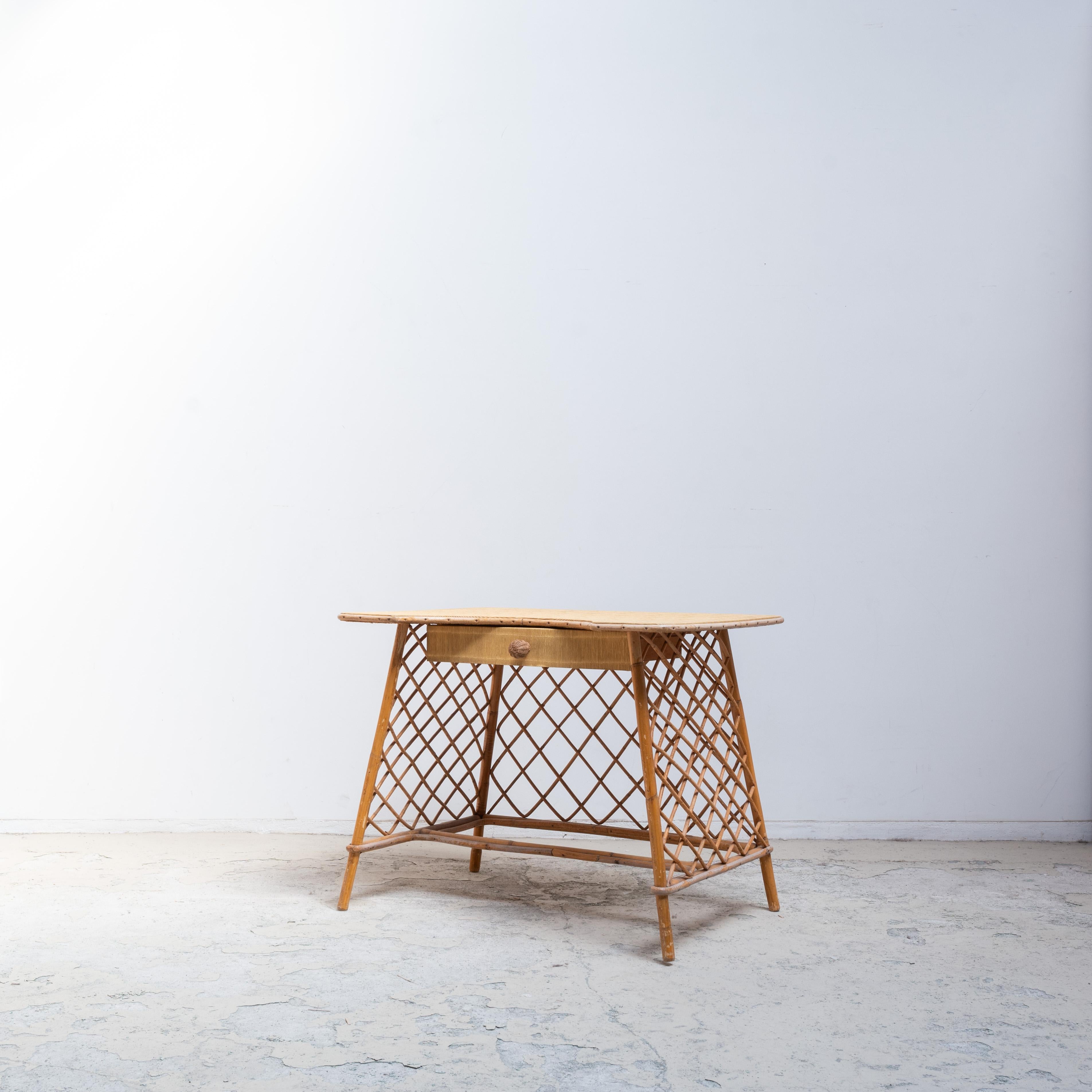 Un style français doux et élégant en rotin tressé. Une décoration compacte  table qui peut servir de complément fonctionnel et artistique à l'intérieur. Fabriqué dans le style Audoux Minet. 

Une combinaison de courbes naturelles et de la touche