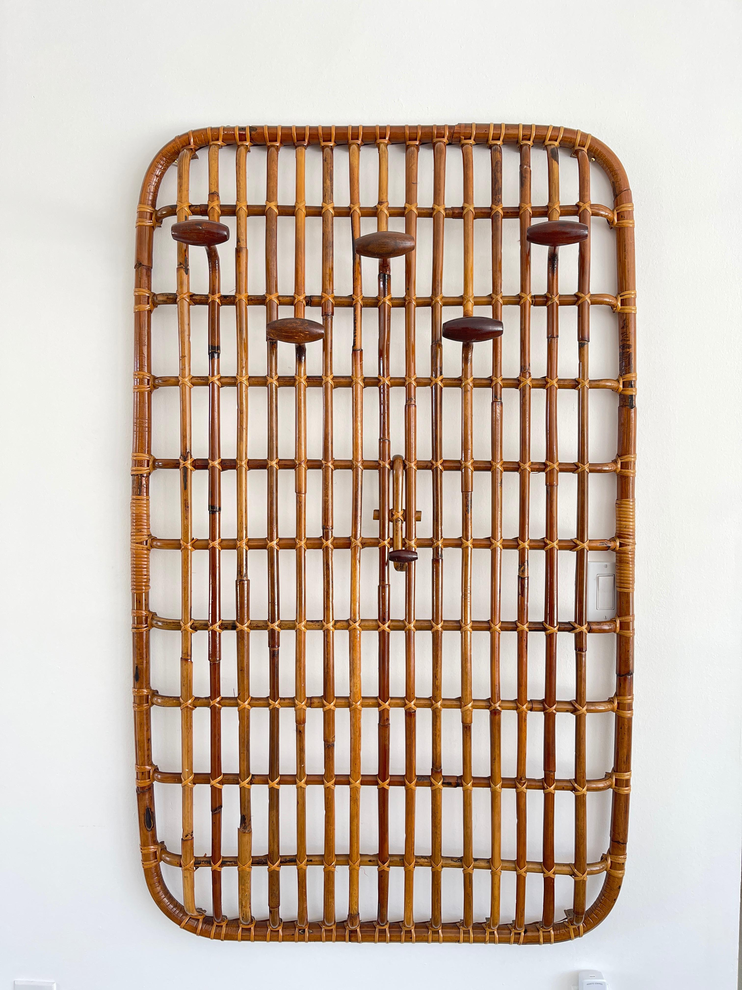 Italian bamboo coatrack with convex shape - 5 wood hooks and floating rattan hook. 
Wall mounted. 
 